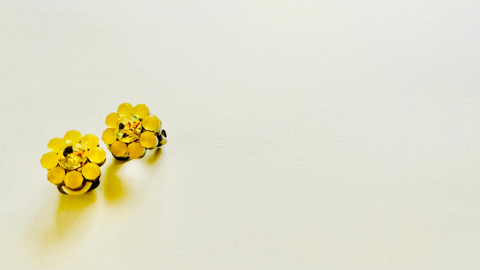 Orecchini a forma di fiore giallo su uno sfondo bianco