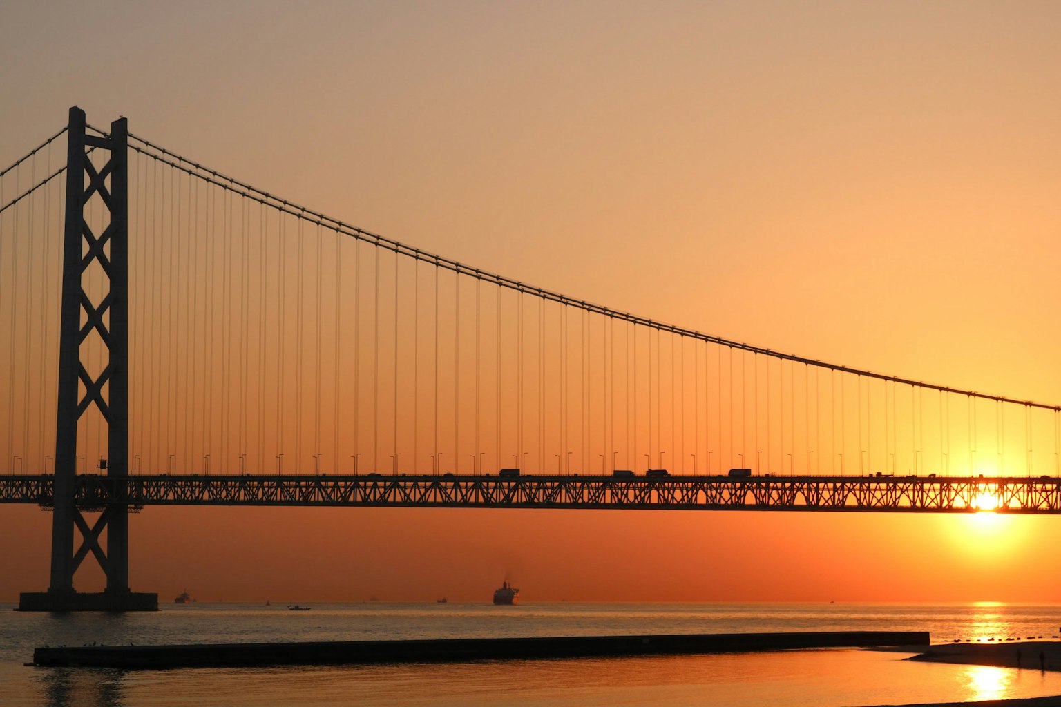 Silueta de un puente contra un hermoso atardecer