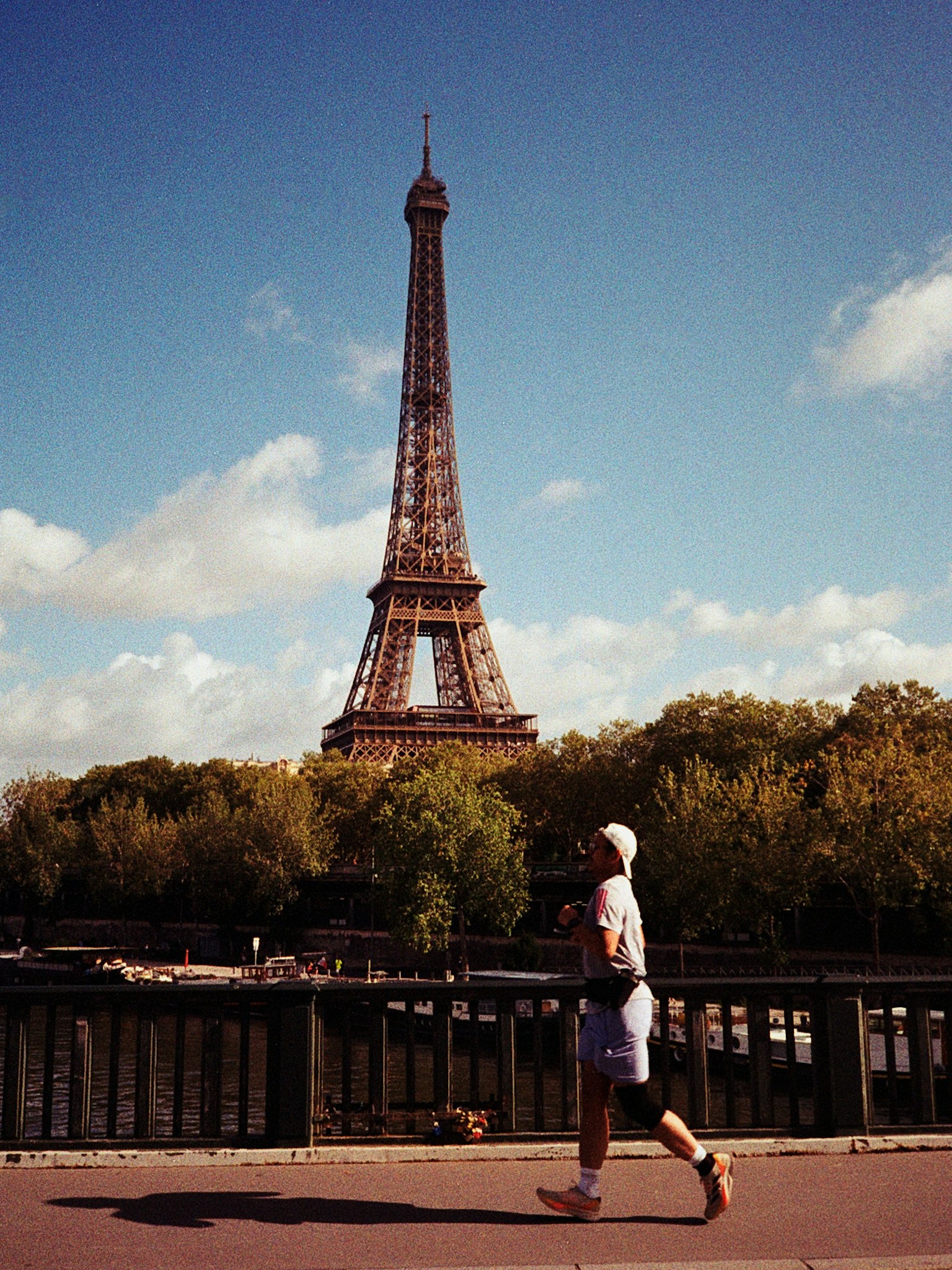 Une personne courant devant la tour Eiffel