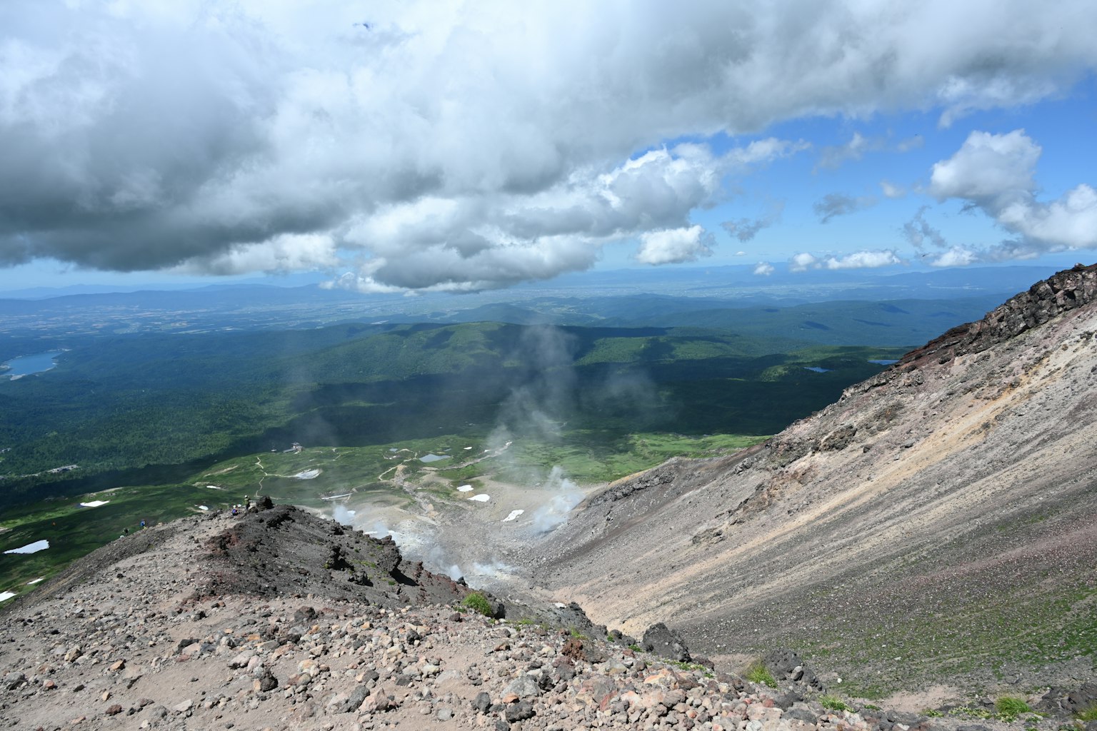火山頂上的美麗景色，煙霧從綠色山谷上升