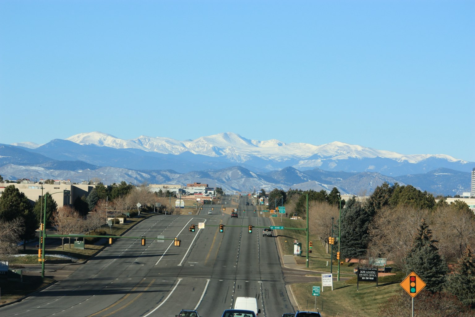 背景有雪山的宽阔道路