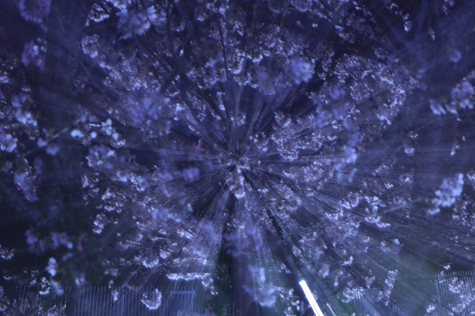 Fondo púrpura con patrones de luz radiante y texturas similares a gotas