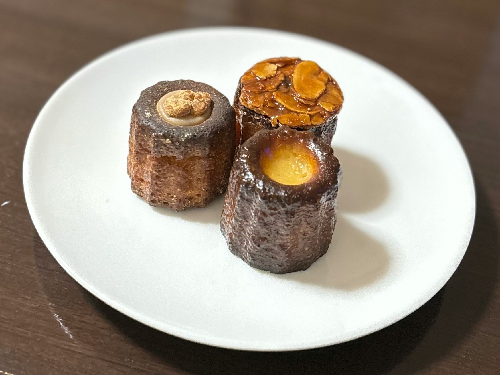 pasteles horneados en un plato blanco sobre una mesa de madera
