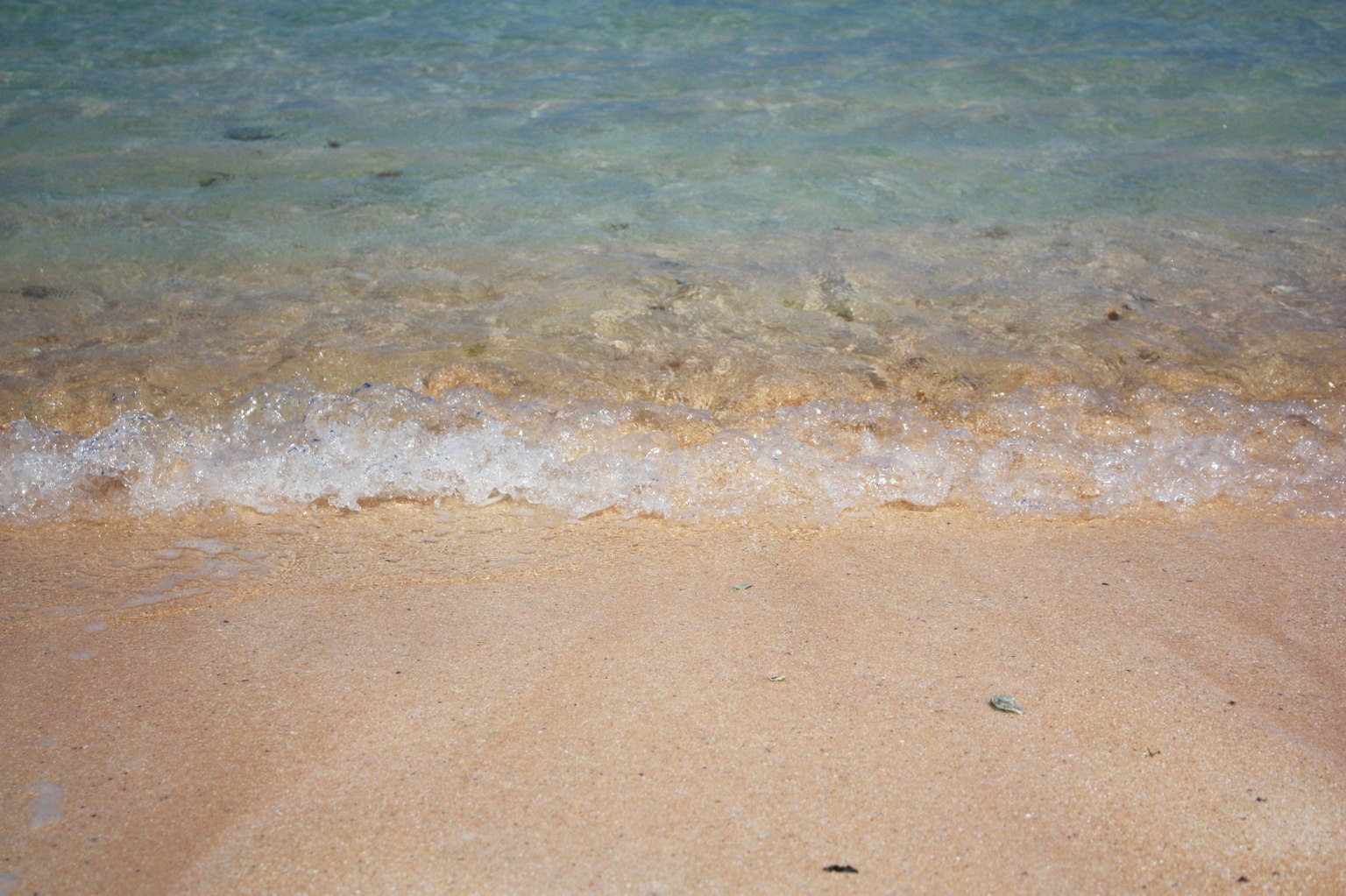 ทะเลสีน้ำเงินใสพบกับชายหาดทรายอ่อนนุ่ม