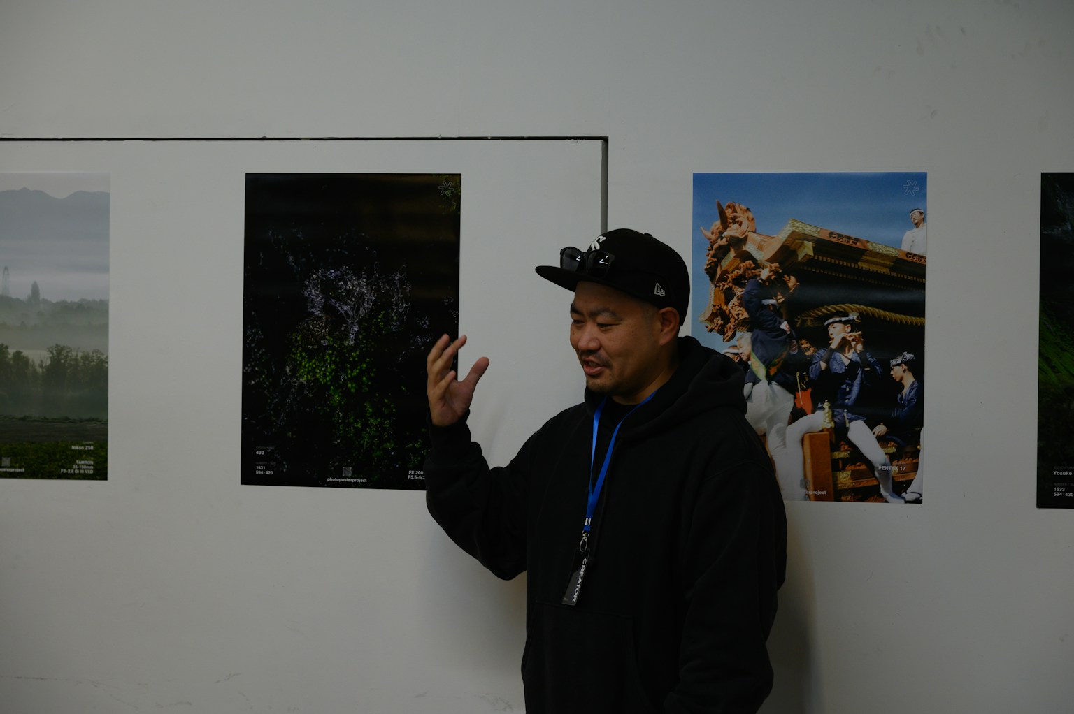 一名男子在展览中站在海报前举手