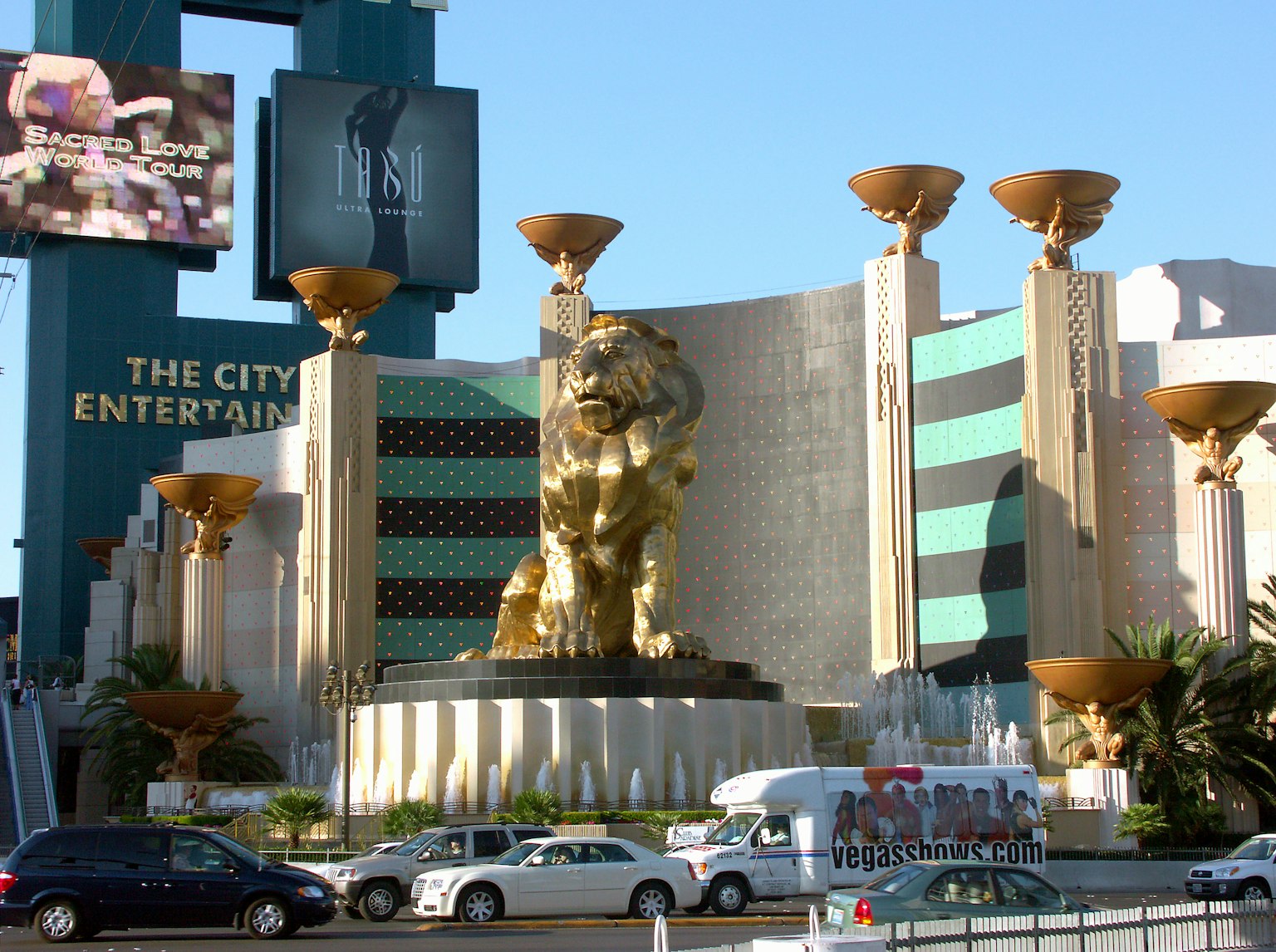 Exterior de The City of Entertainment en Las Vegas con una estatua de león dorado