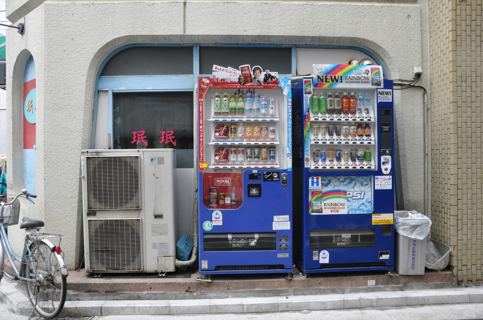 街道景觀，兩個藍色自動販賣機