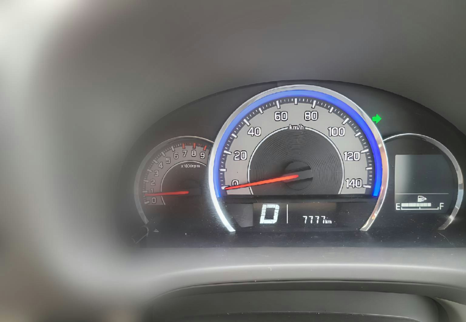 汽車儀表板顯示，速度計和轉速計，藍色照明，里程表讀數177.2公里