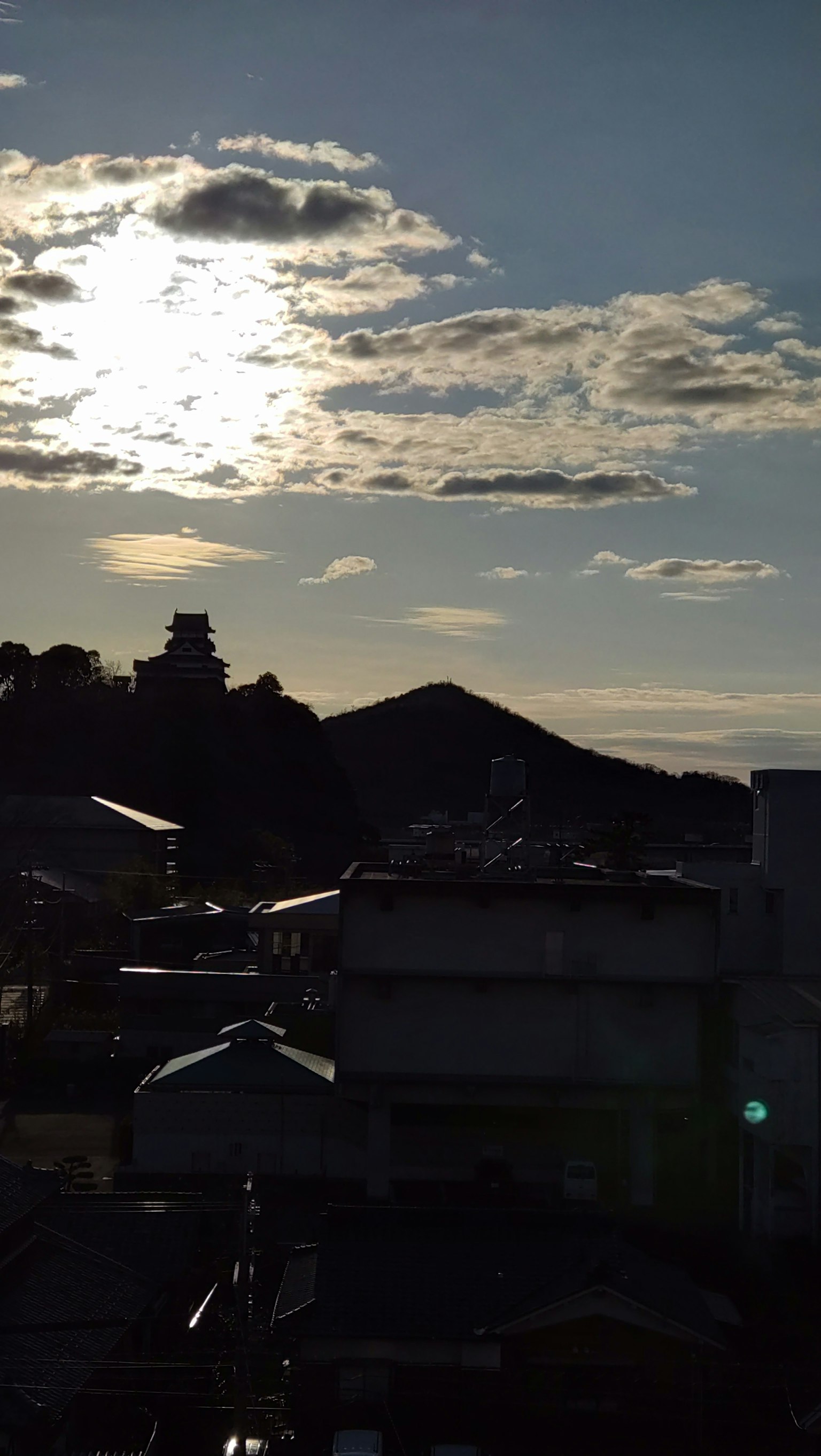 Silhouette de montagnes contre le ciel du soir avec des nuages et de la lumière du soleil