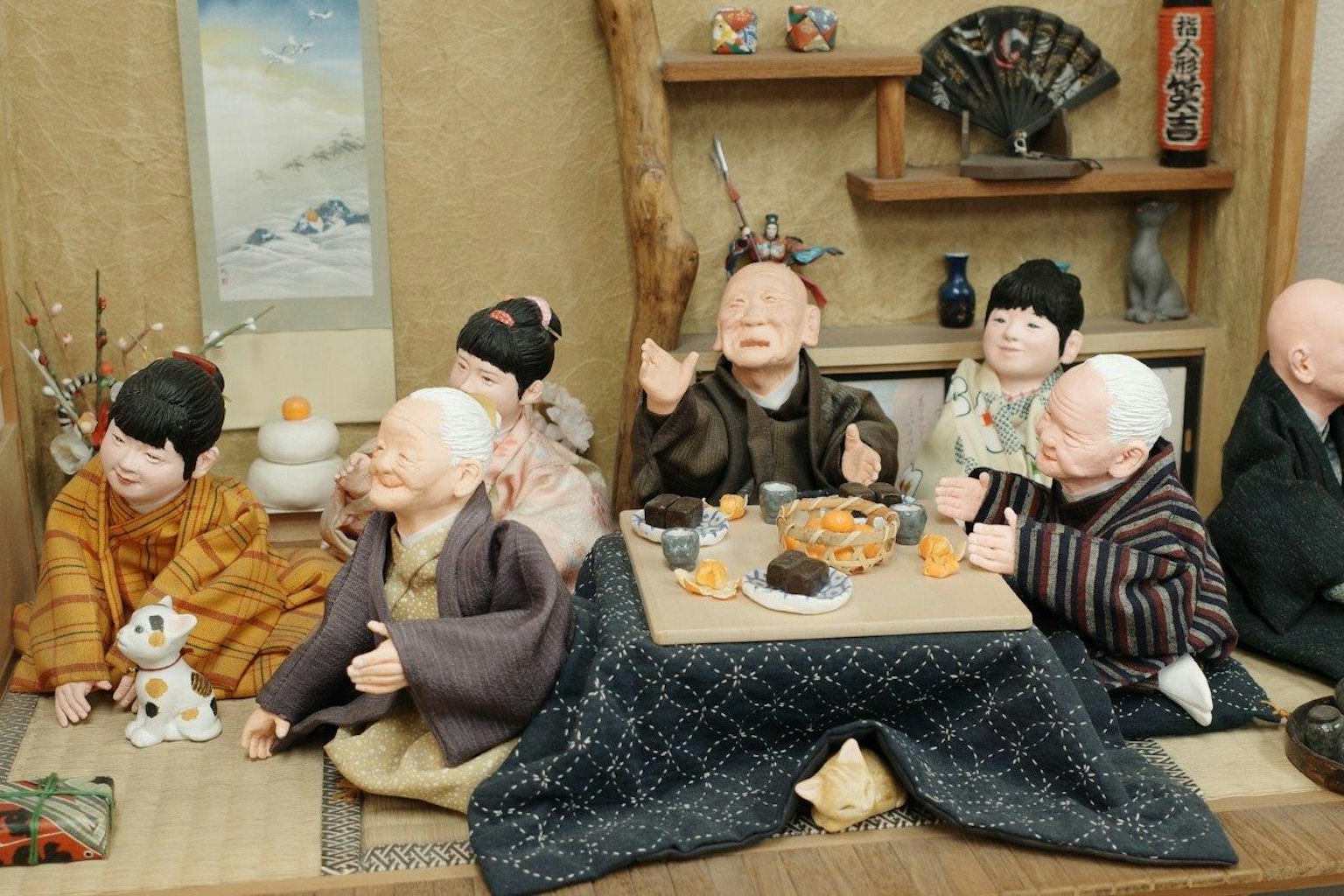 Szene von Puppen, die in einem traditionellen japanischen Raum eine Mahlzeit genießen