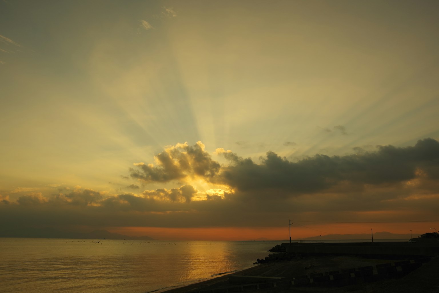 Bellissimo tramonto sul mare con nuvole e raggi di luce
