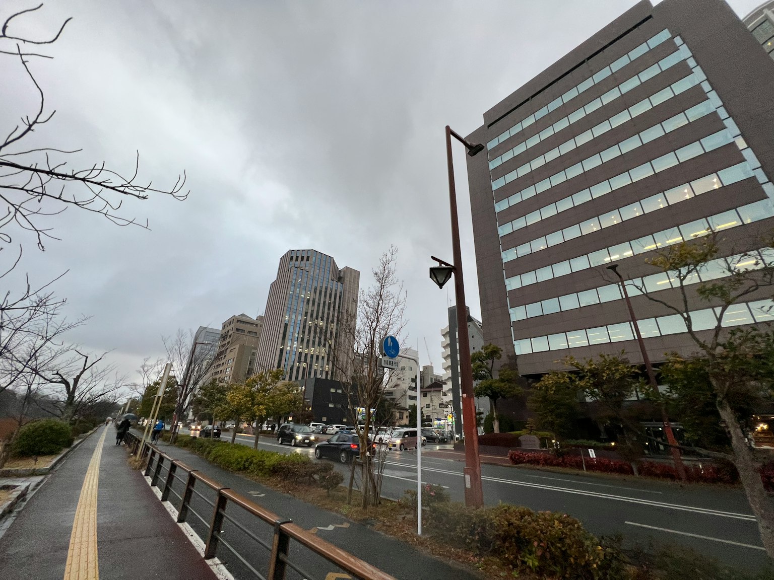 Scena urbana con edifici moderni sotto un cielo nuvoloso