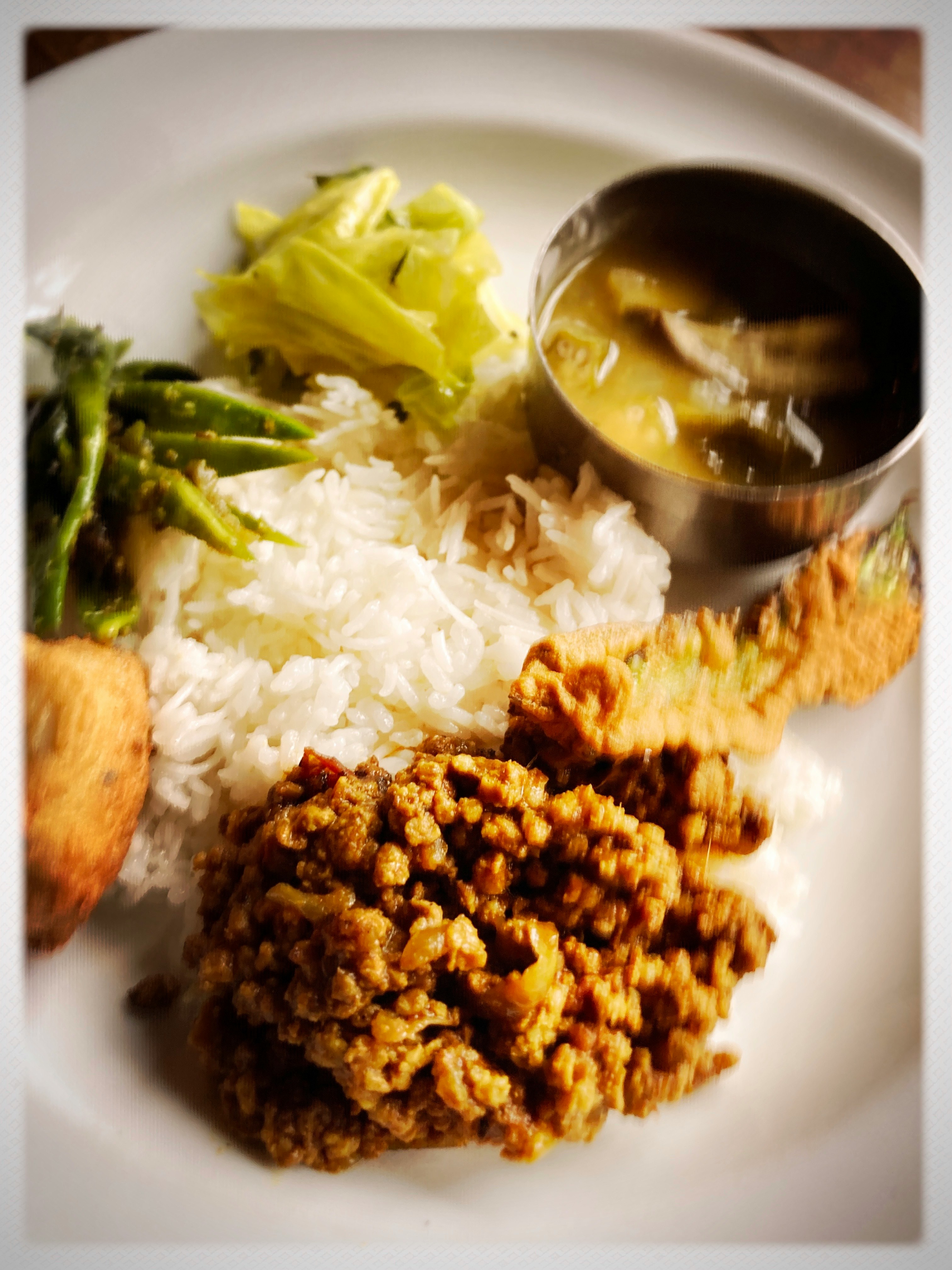 一盘餐食：汤、米饭和炸物