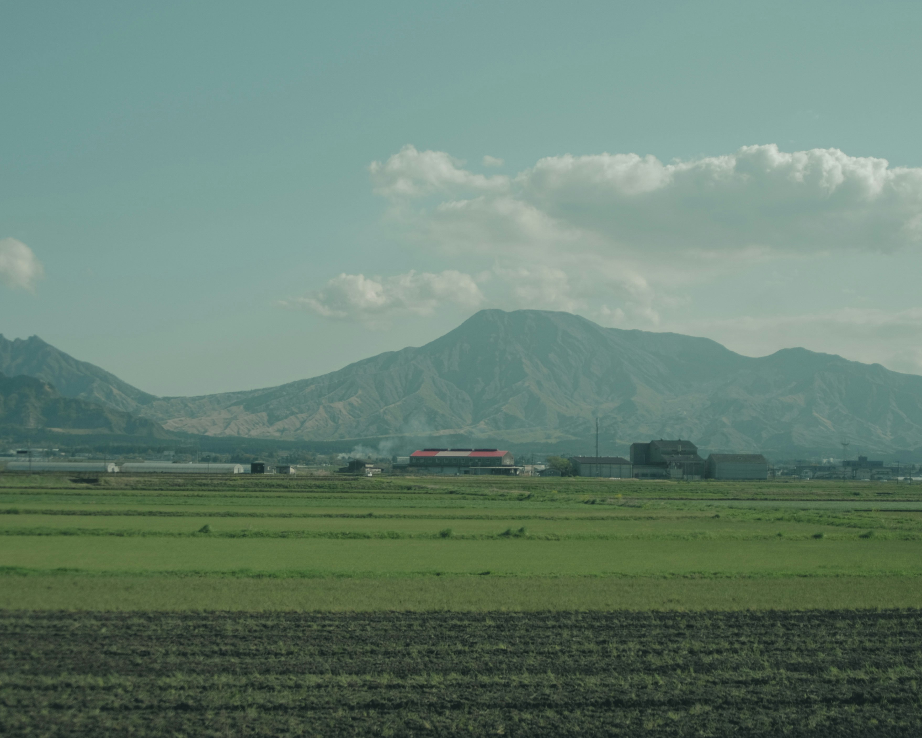広がる田畑と遠くの山並みの風景