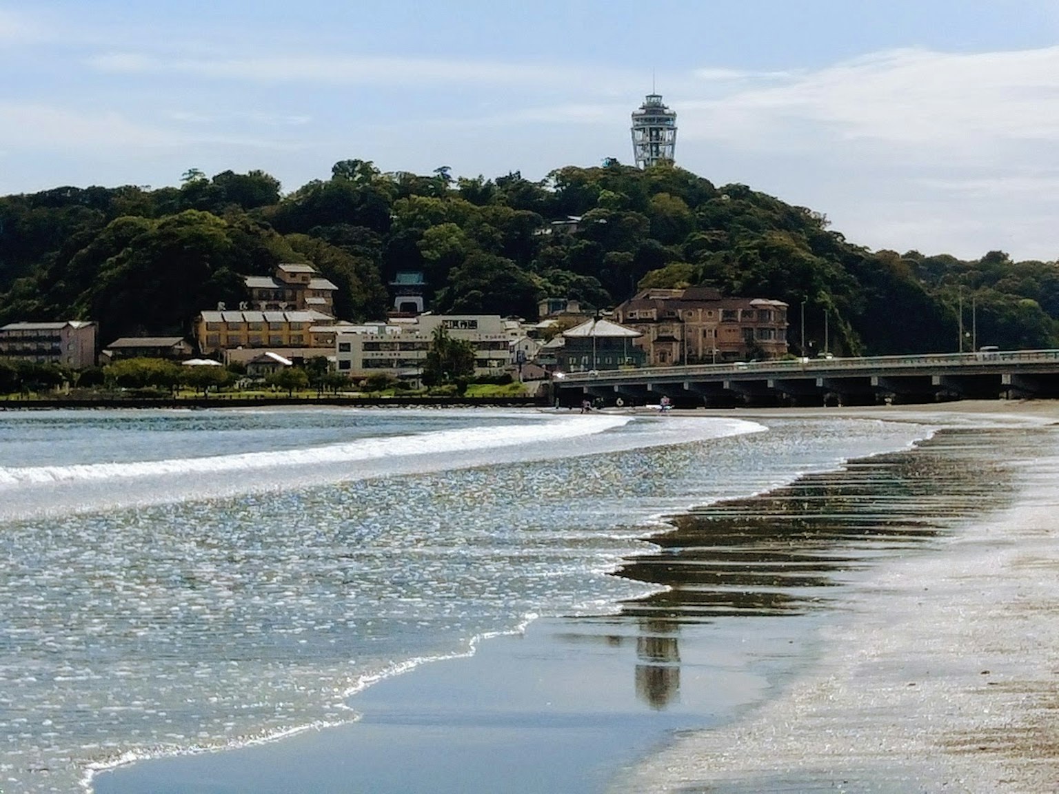 Vista panoramica di una spiaggia con onde leggere e riflessi