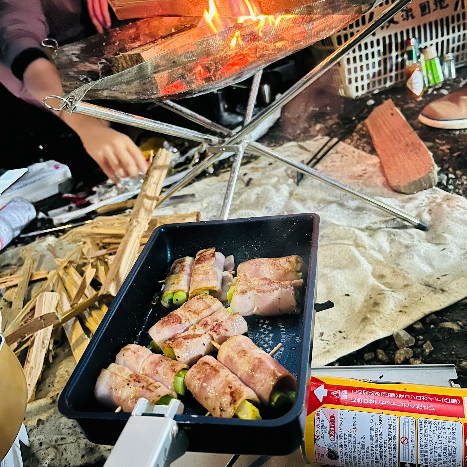 露营环境中便携式烤架上的烤食物和火焰