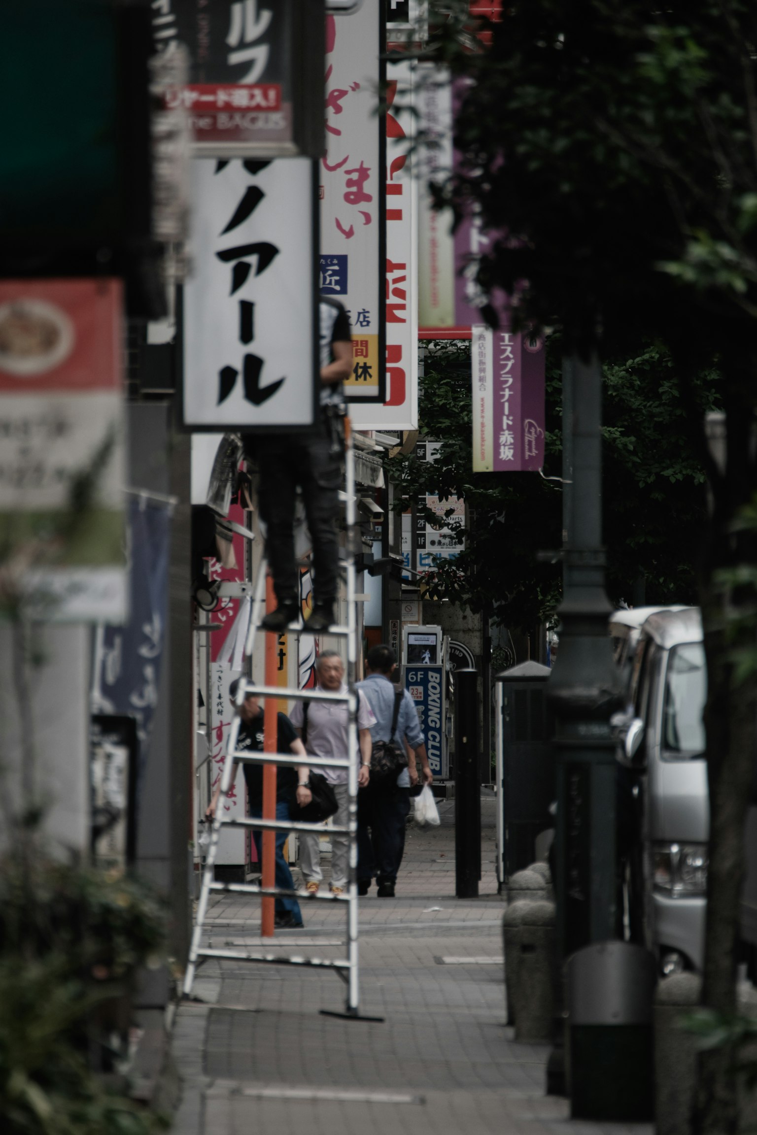 街道场景，包含梯子和标识