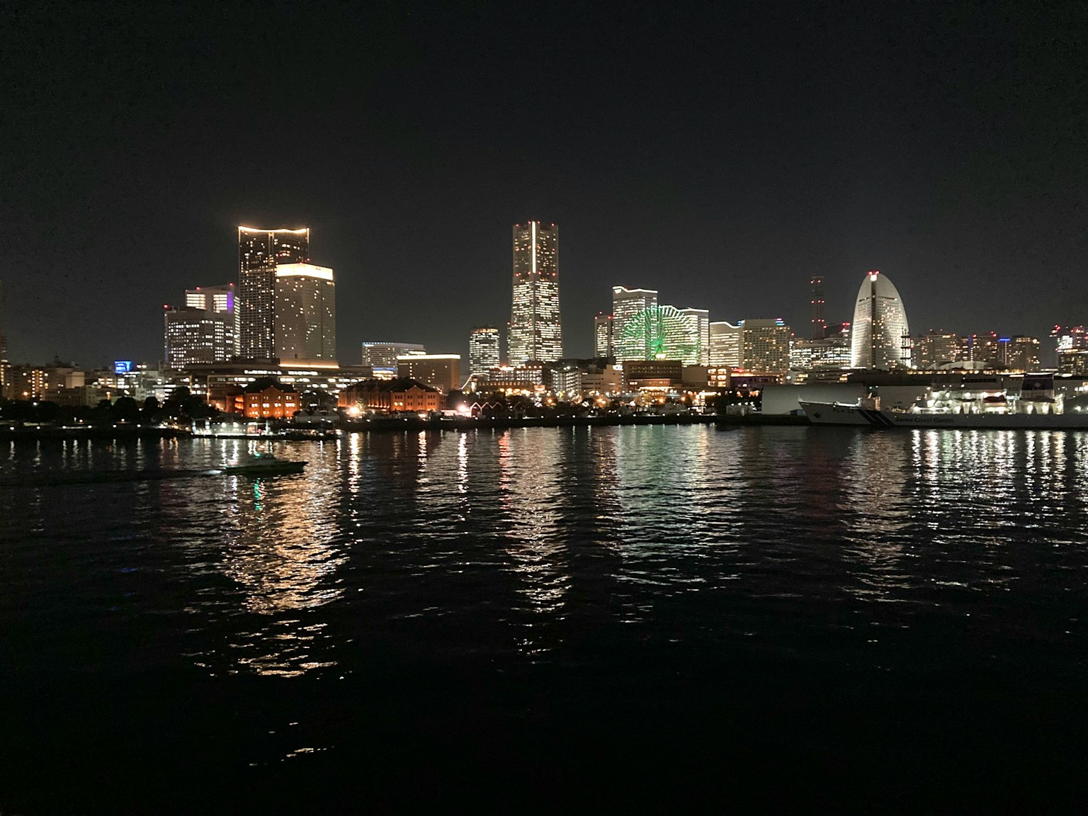 Yokohama Skyline bei Nacht mit Reflexionen im Wasser