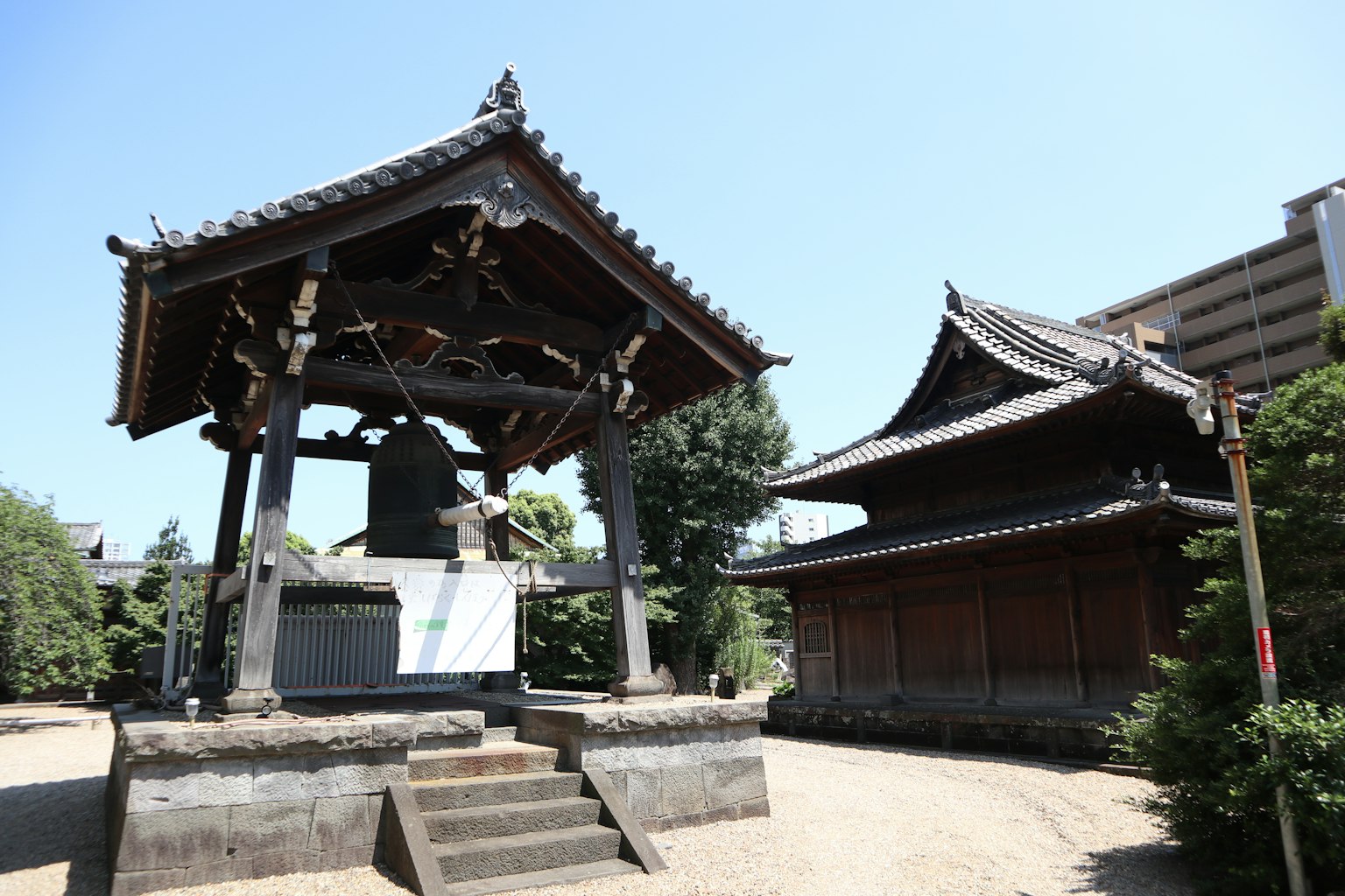 Scène de la tour de cloche et du bâtiment d'un temple japonais traditionnel