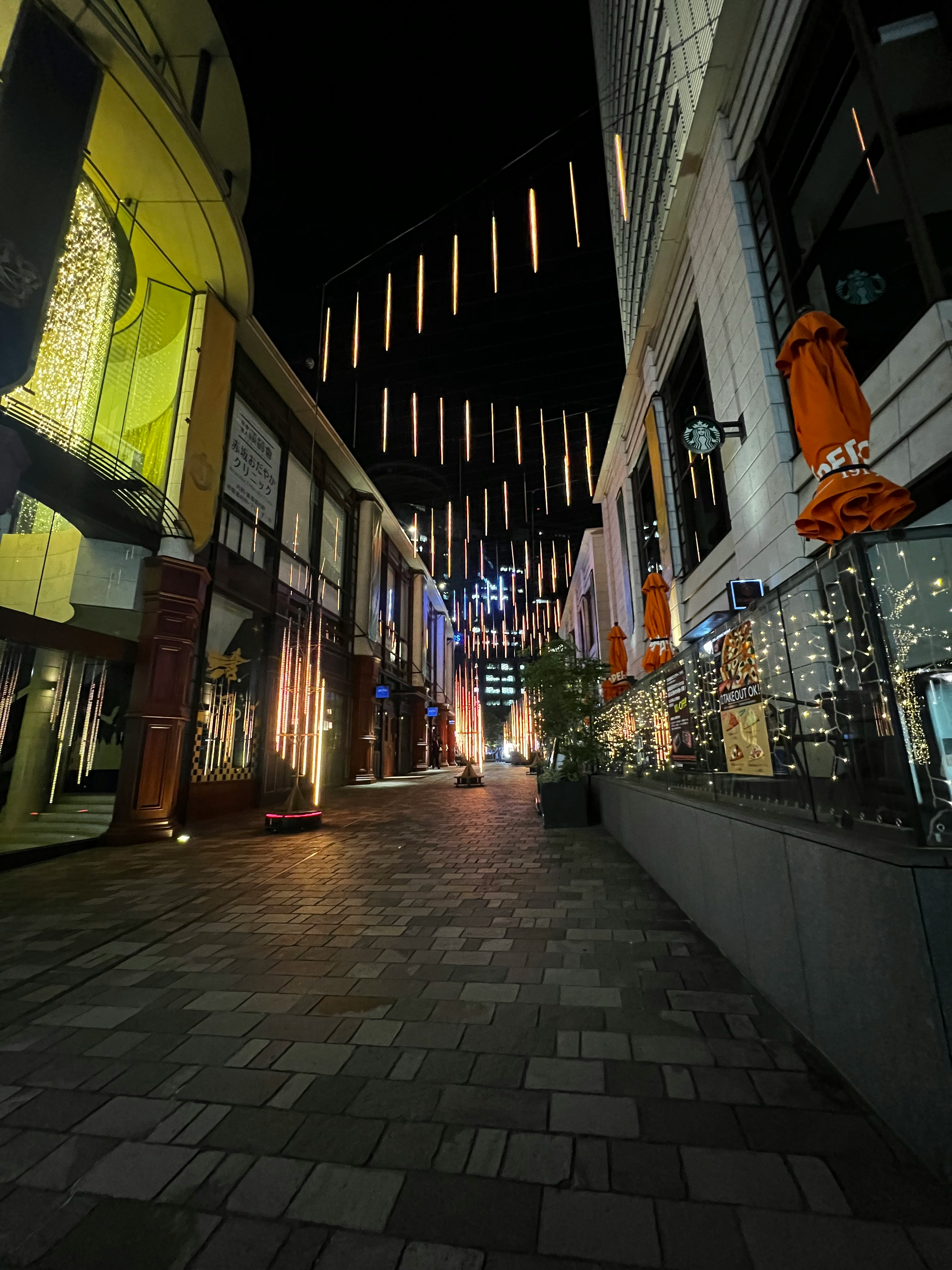 Gang malam di Akasaka dengan lampu jalan dan dekorasi lampu