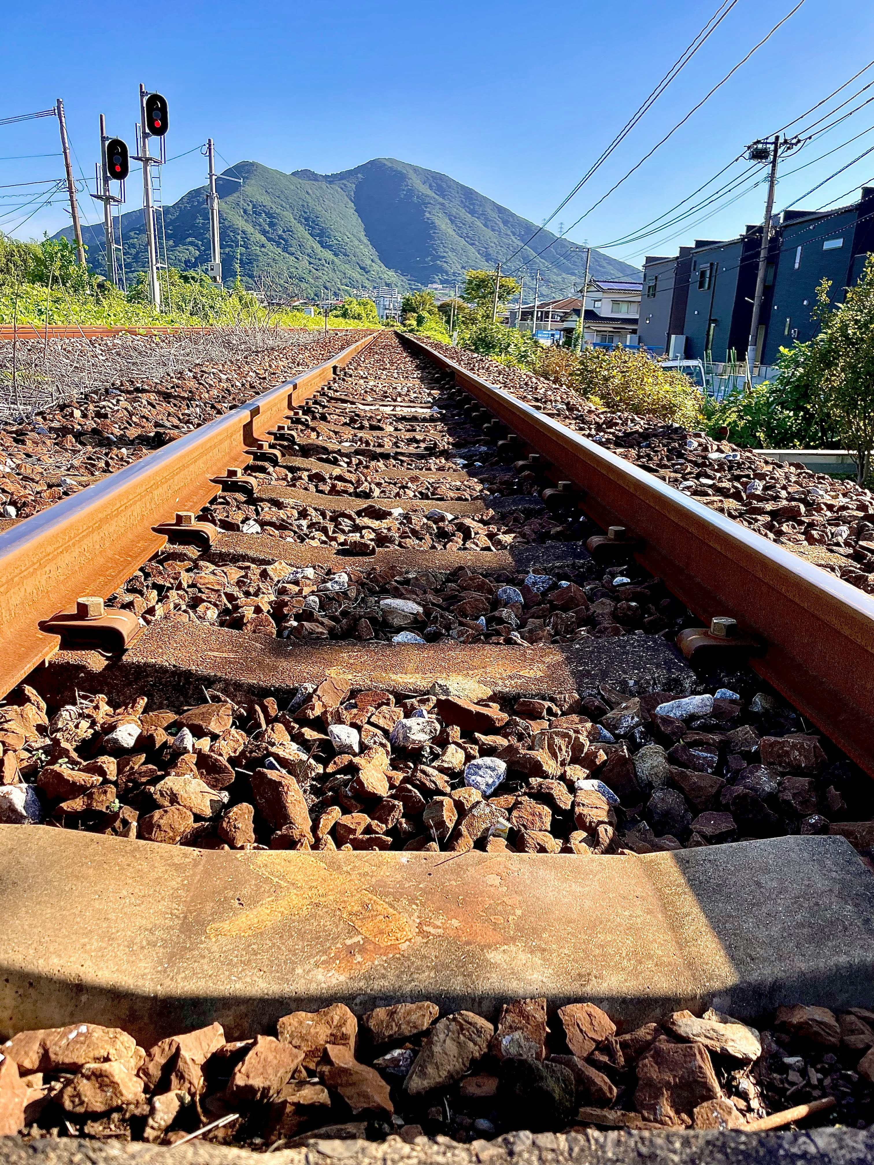 郊区铁路道口旁的铁轨与山景