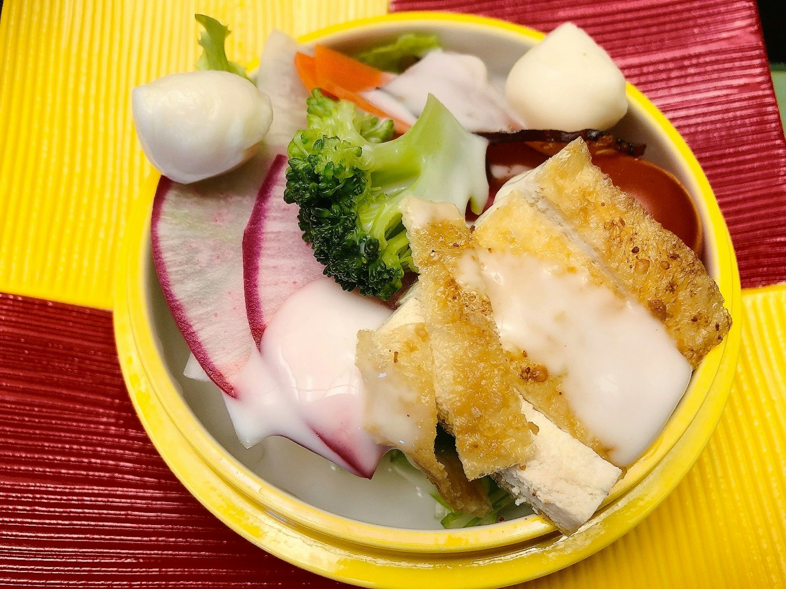 Un plat coloré avec des légumes assortis et du tofu