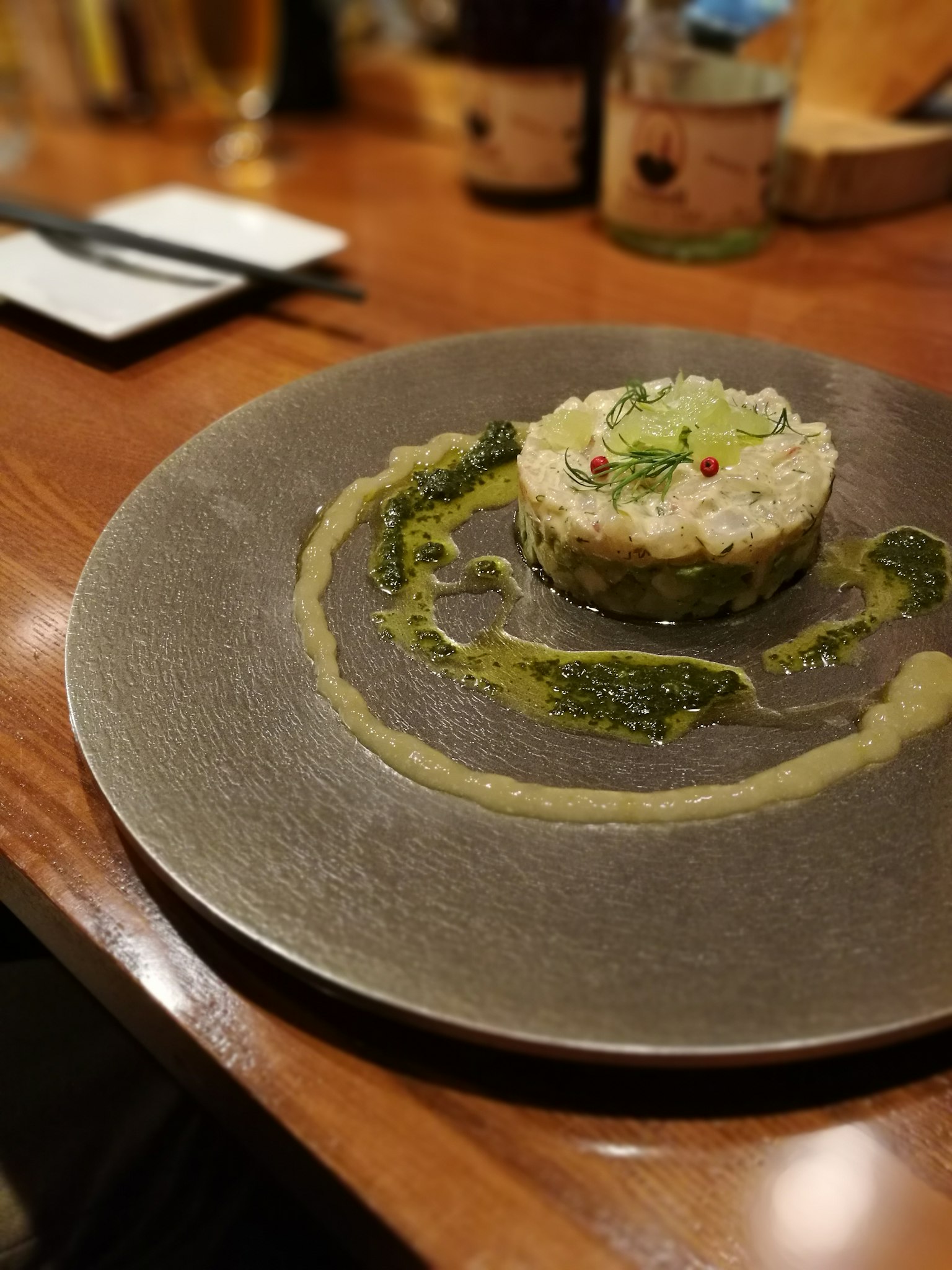 Presentazione elegante di un piatto di sushi su un piatto scuro