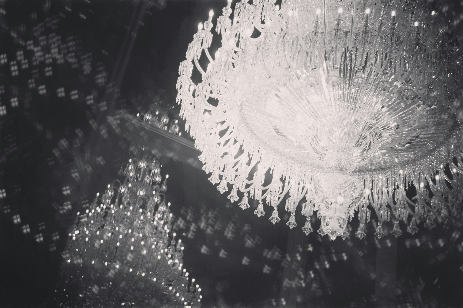 Decoración de techo impresionante con hermosos candelabros brillantes