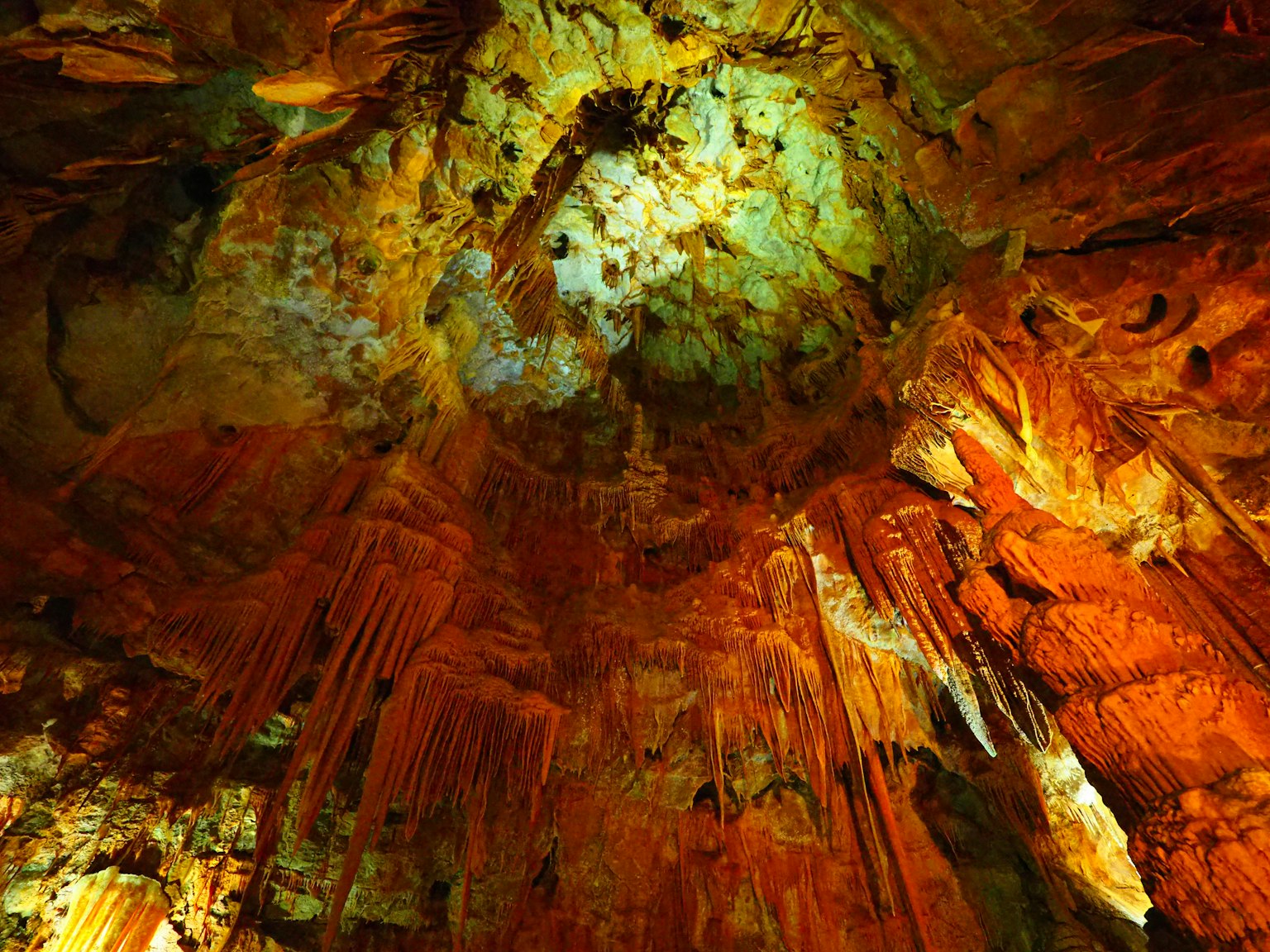 Beeindruckende Sicht auf bunte Kalksteinformationen an der Decke einer Höhle