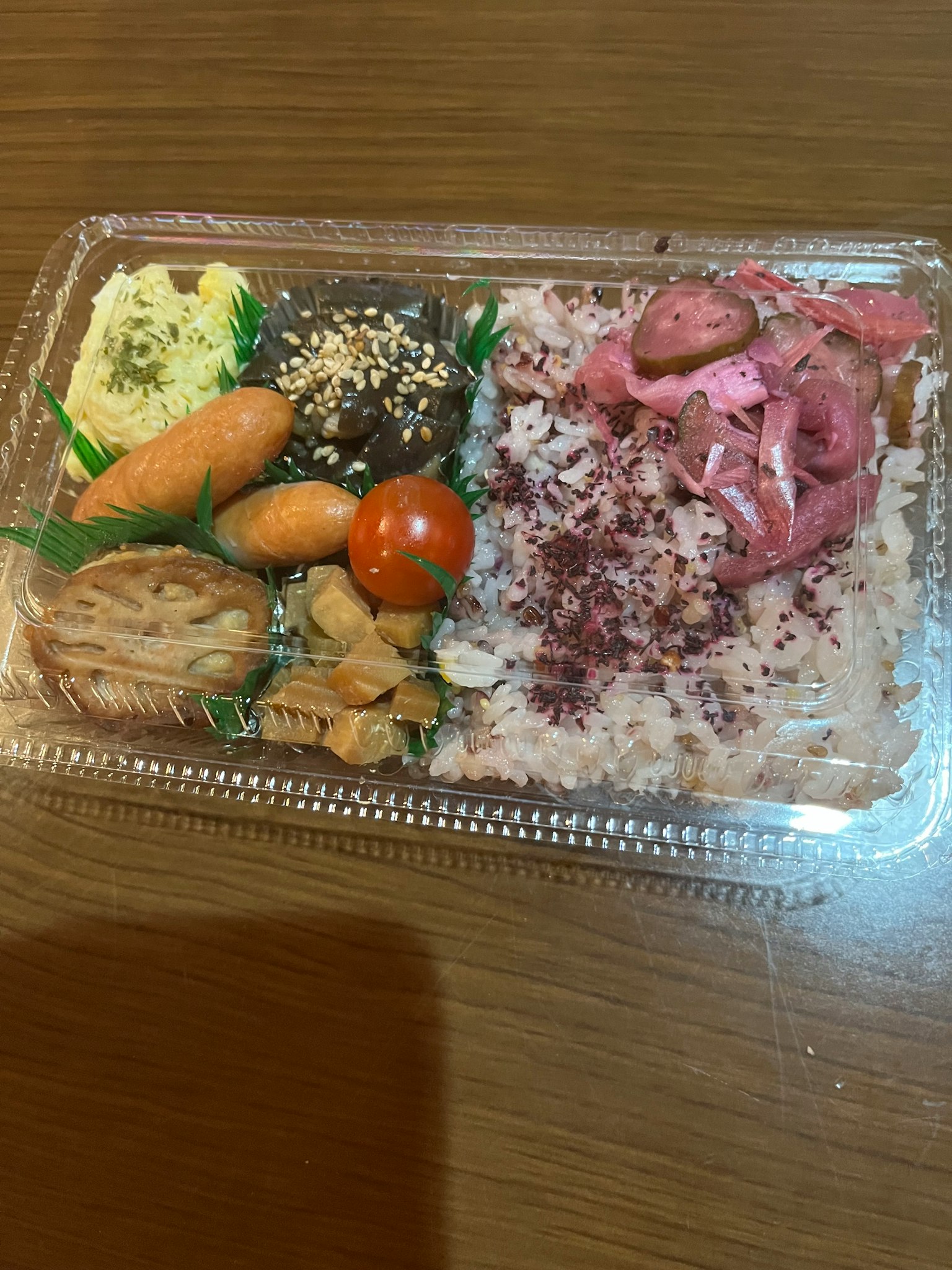 Bunte Bento-Box mit verschiedenen angeordneten Zutaten