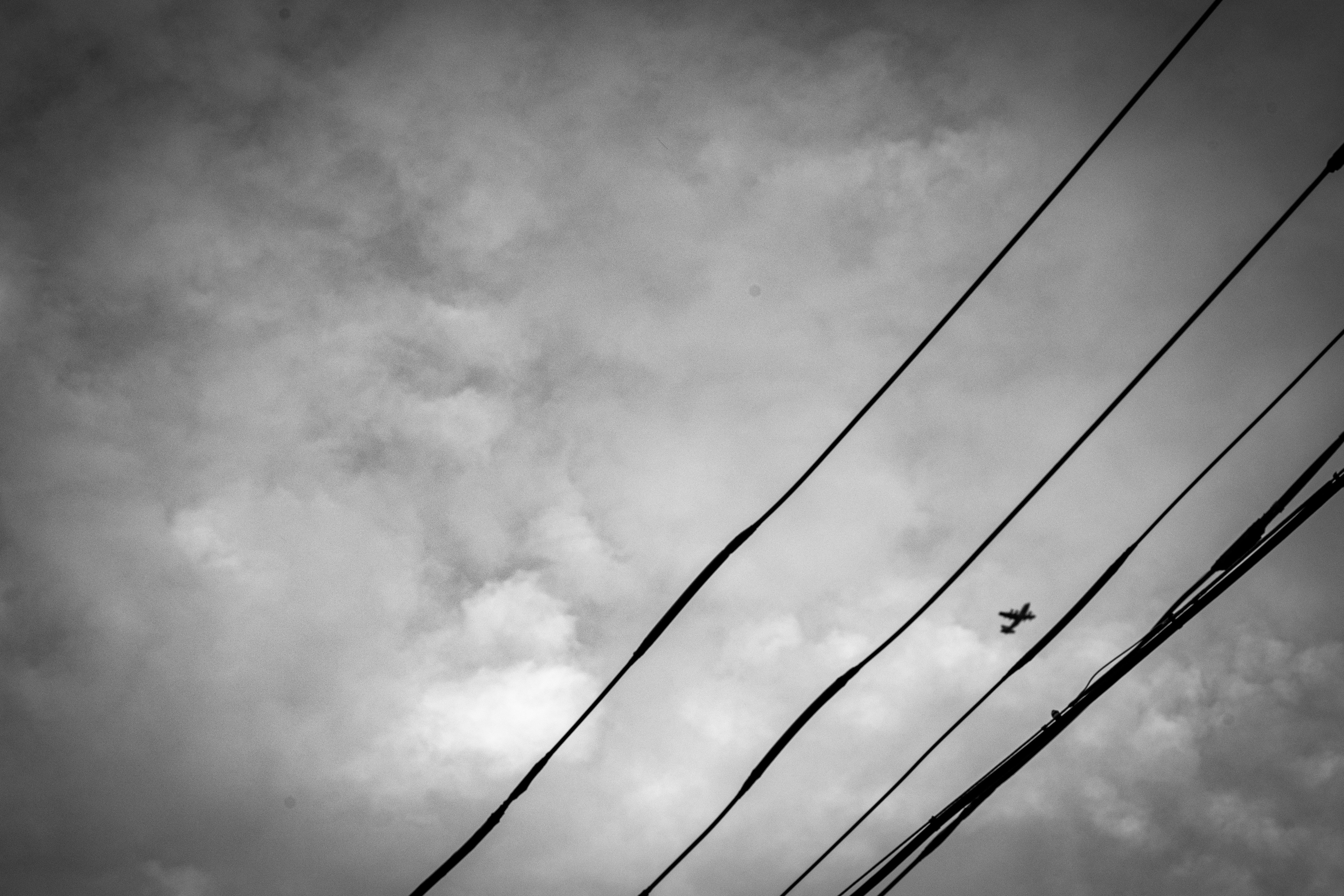 黑白多雲天空與斜向架空電線