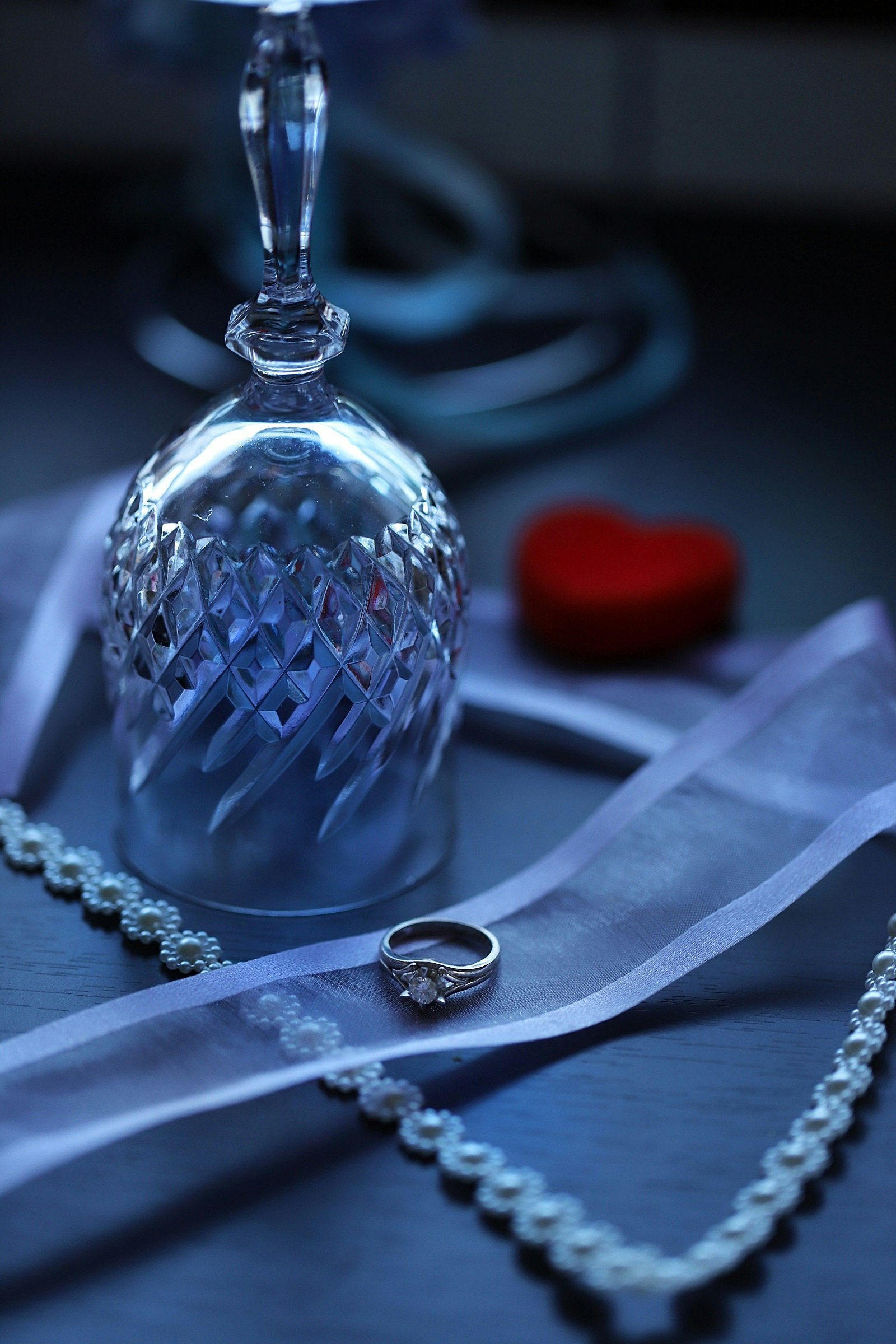 benda mati botol parfum kaca biru dengan kalung dan cincin