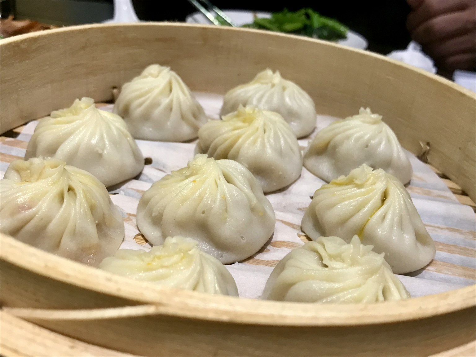 十个蒸饺排列在竹蒸锅中