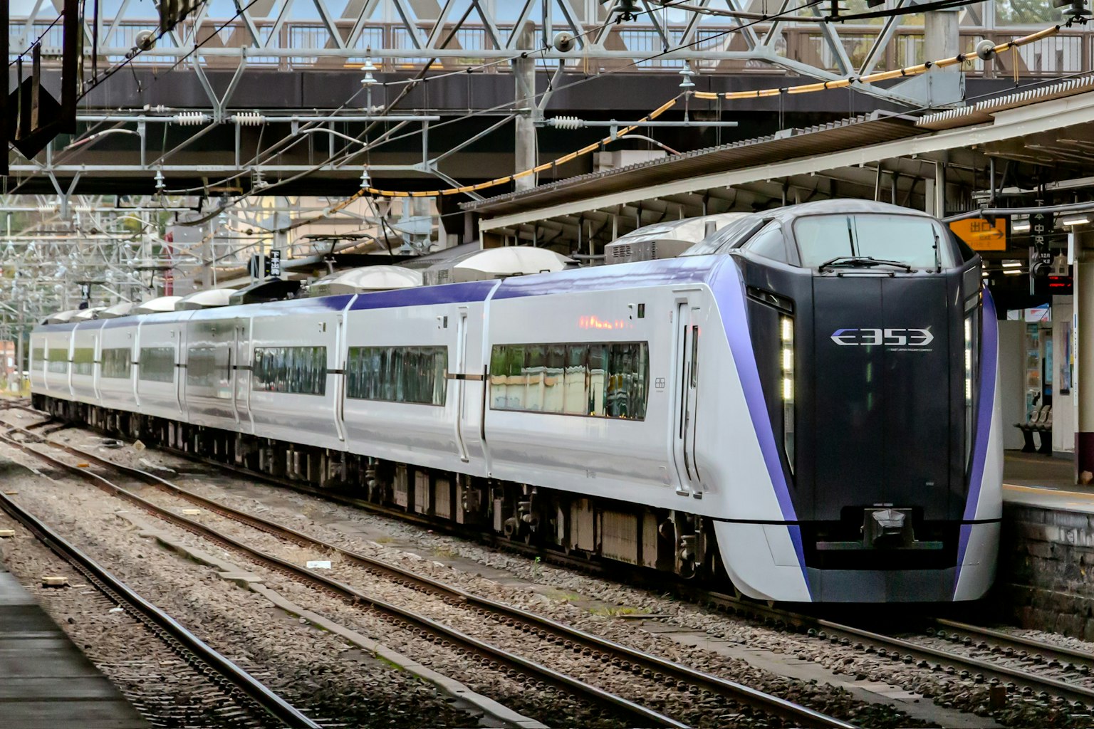 รถไฟสมัยใหม่ดีไซน์โฉบเฉี่ยวที่สถานีรถไฟ