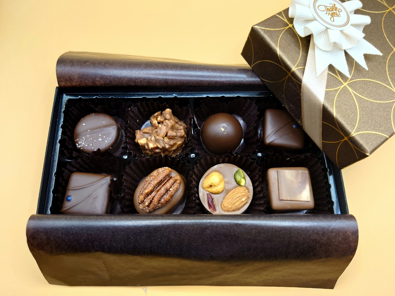 Un assortiment de chocolats dans une boîte-cadeau décorative