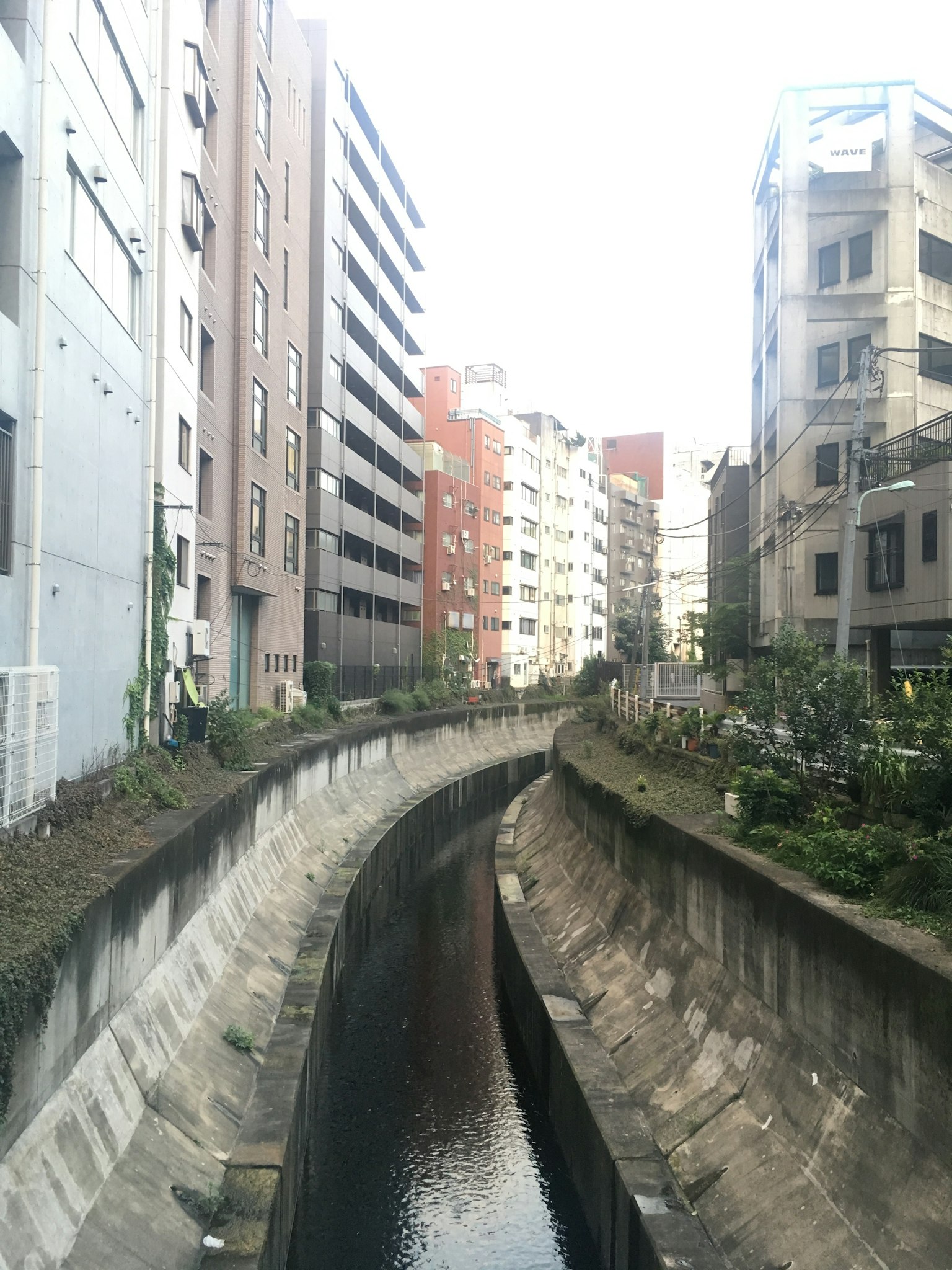 狭窄水道两侧高楼大厦的城市景观