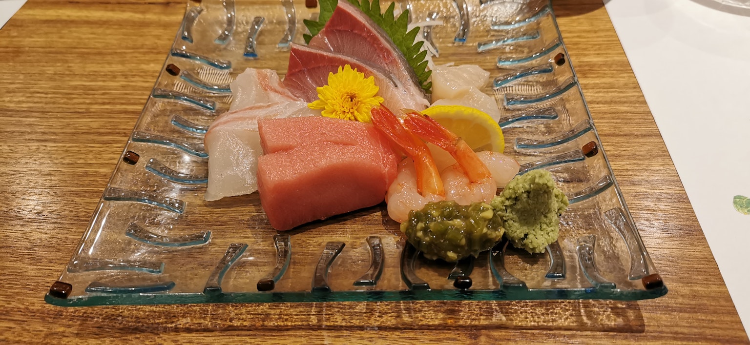 Sashimi berwarna-warni disusun di atas piring dekoratif