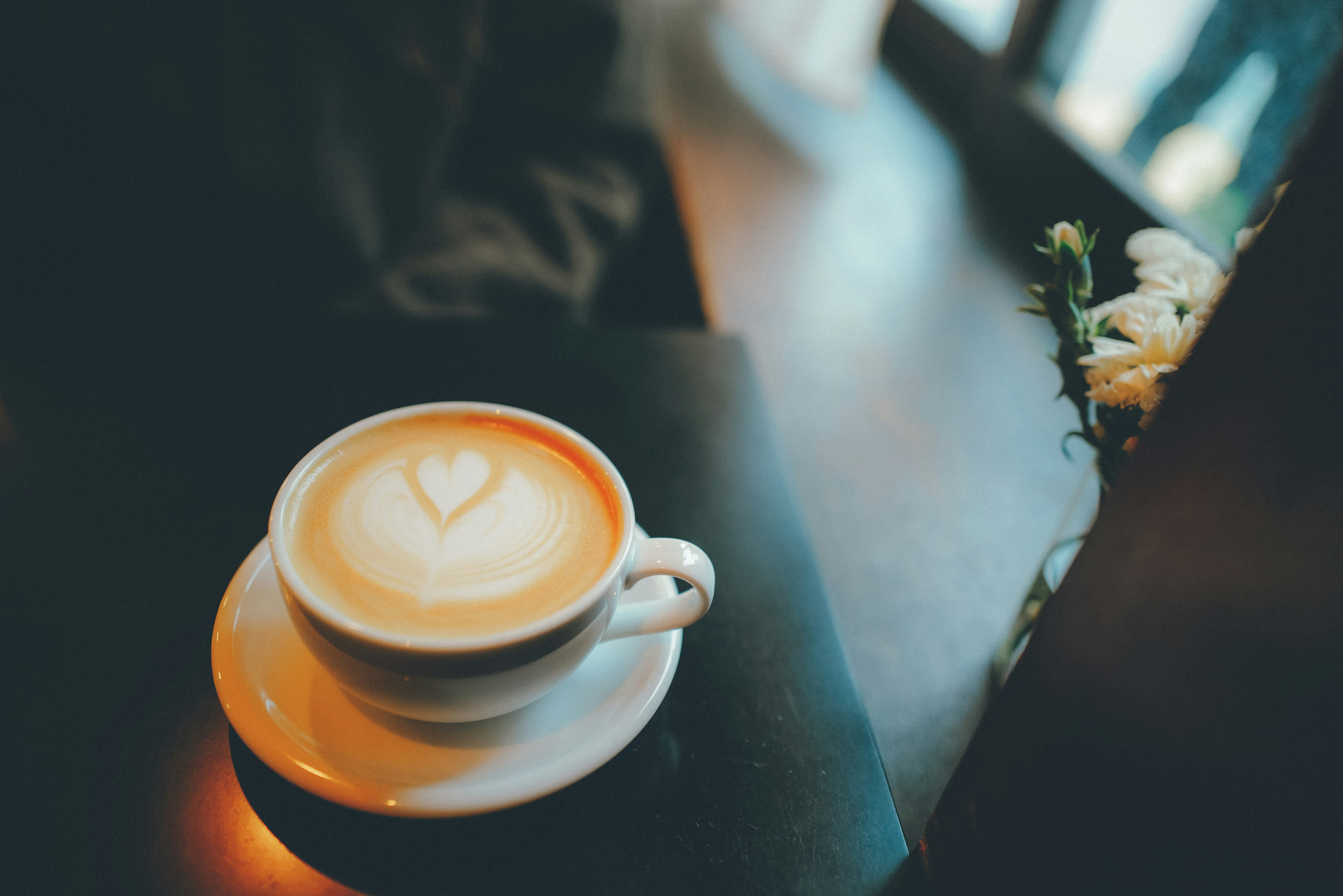 ラテアートのあるカフェのコーヒーカップ