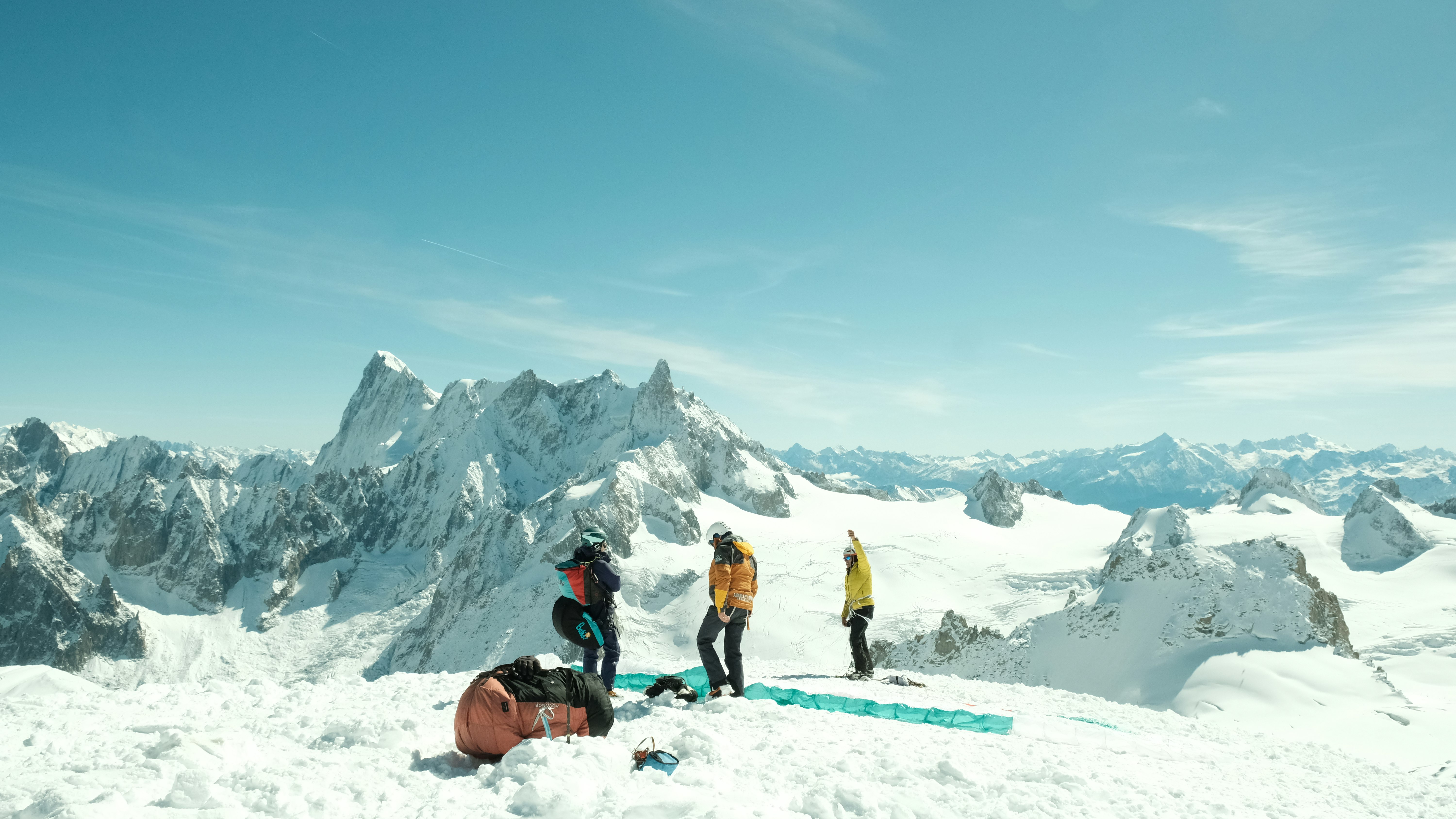 雪山の稜線を歩くスキーヤーと登山者のいる絶景