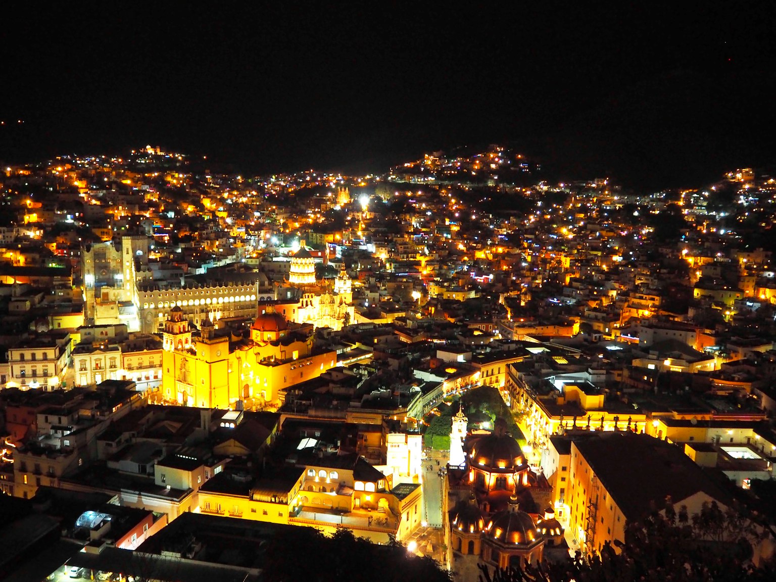 Eine schöne Nachtansicht von Guanajuato mit funkelnden Stadtlichtern