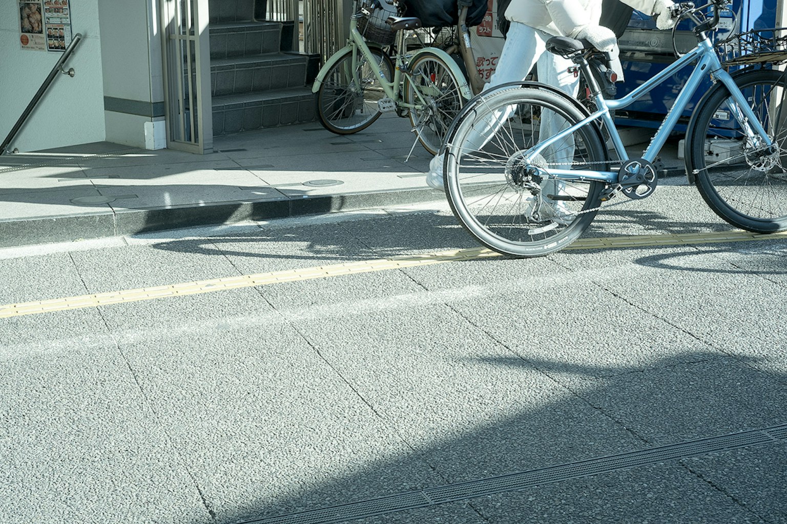 Una escena de acera con una bicicleta azul estacionada