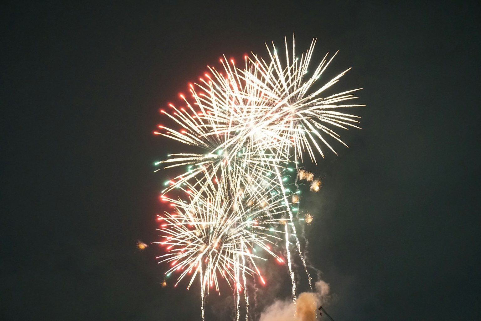夜空中绽放的五彩烟花