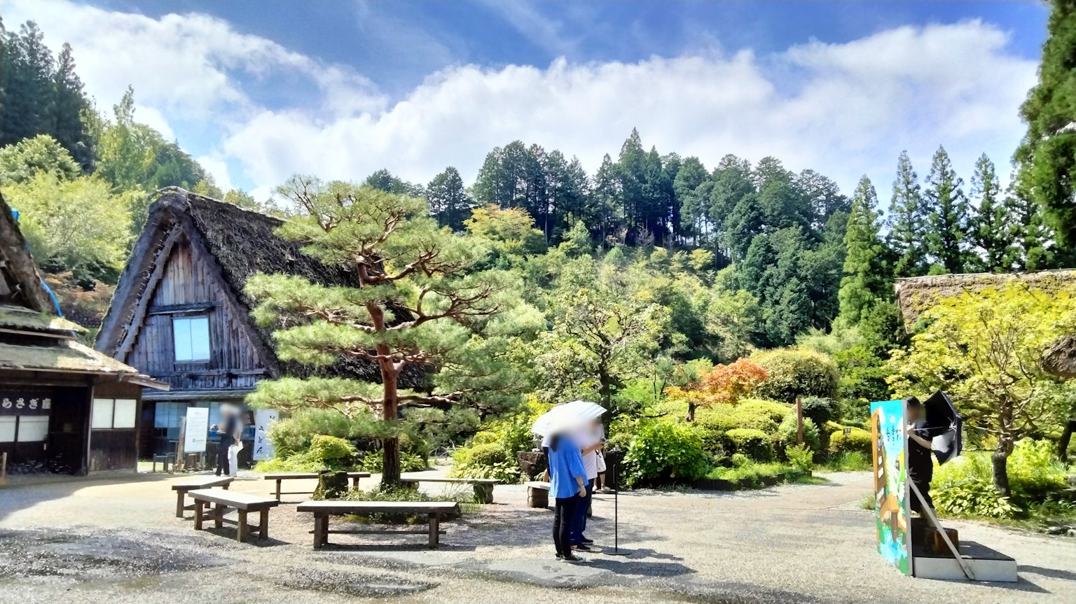 Traditionelles japanisches Haus umgeben von einem üppigen Garten und Bergen