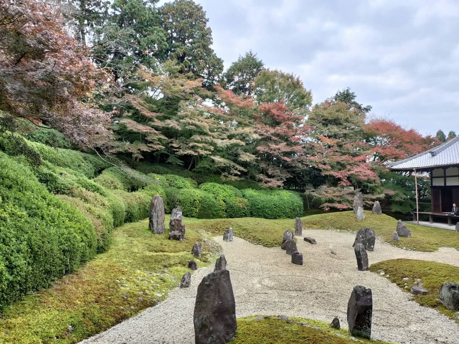 Jardin serein avec des arrangements de pierres et du feuillage d'automne
