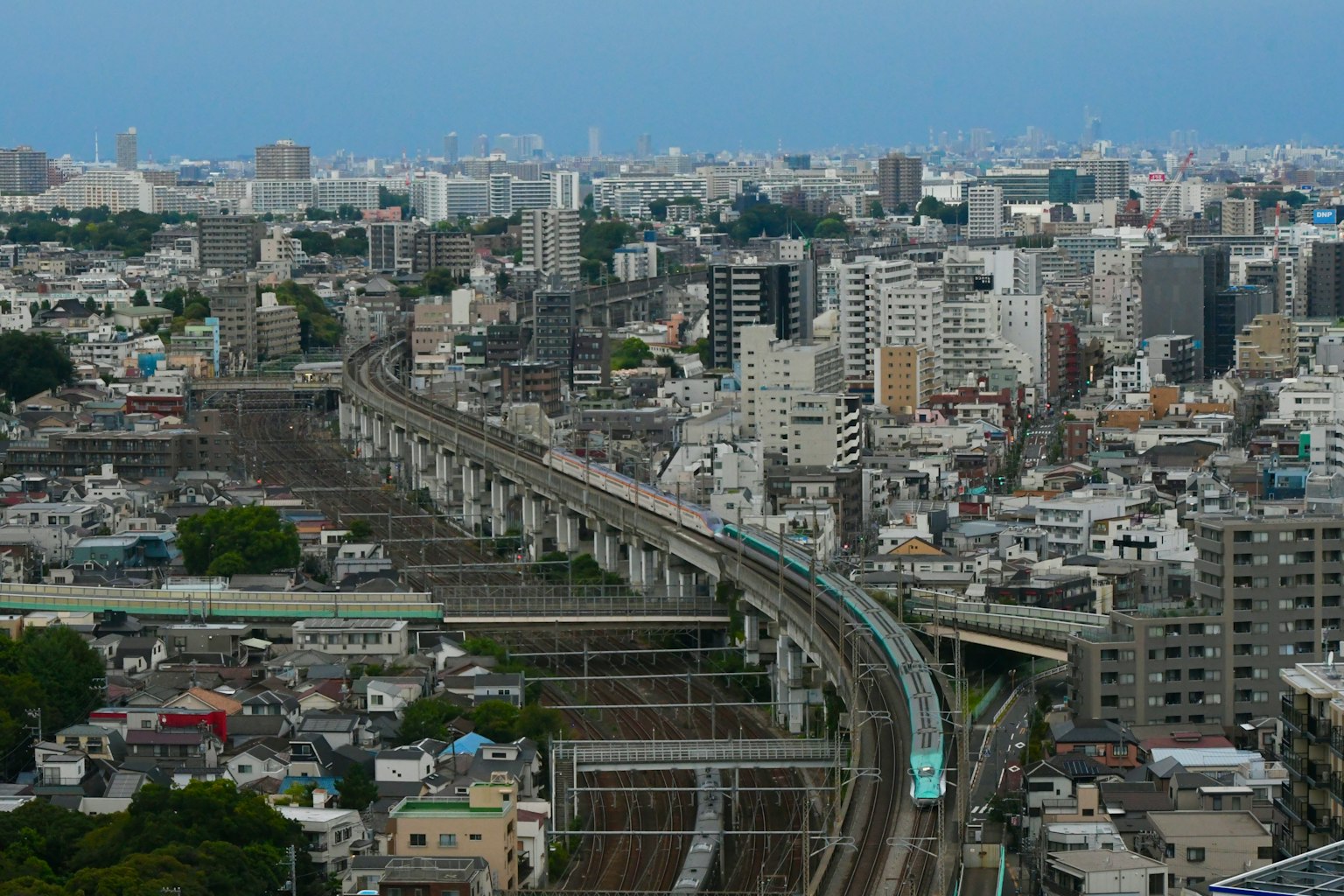 เส้นขอบฟ้าของเมืองพร้อมทางรถไฟยกระดับและอาคาร