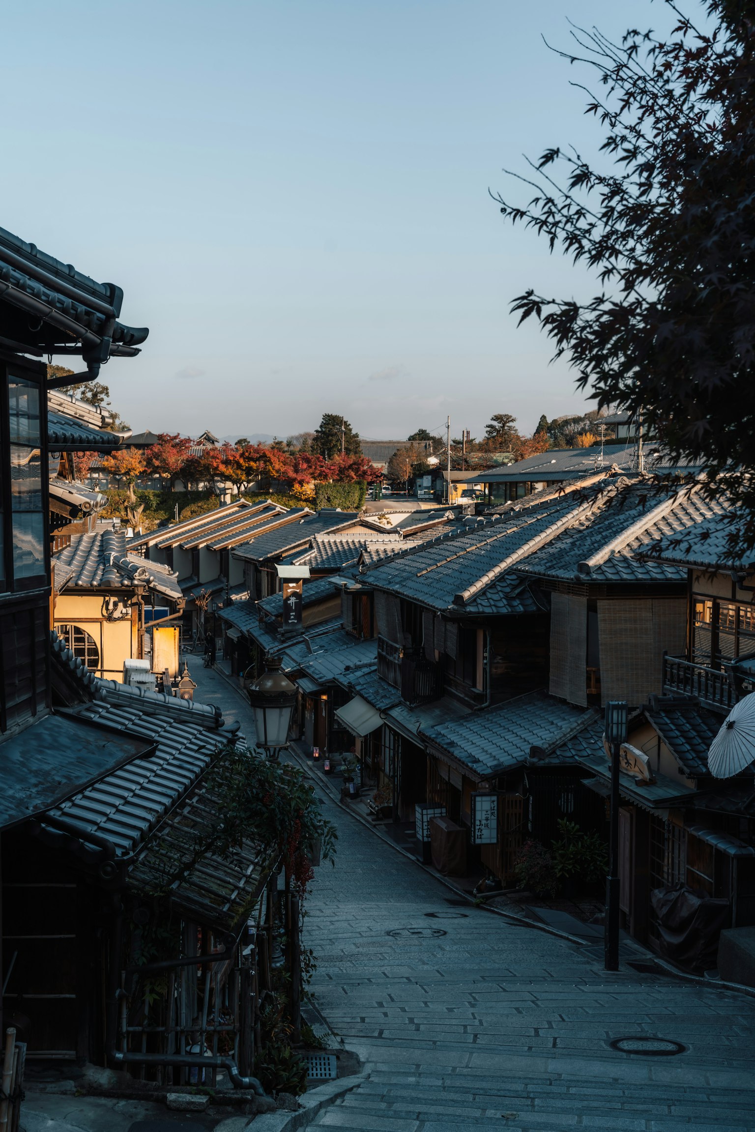 Đường phố yên tĩnh với những ngôi nhà truyền thống Nhật Bản được ánh hoàng hôn chiếu sáng