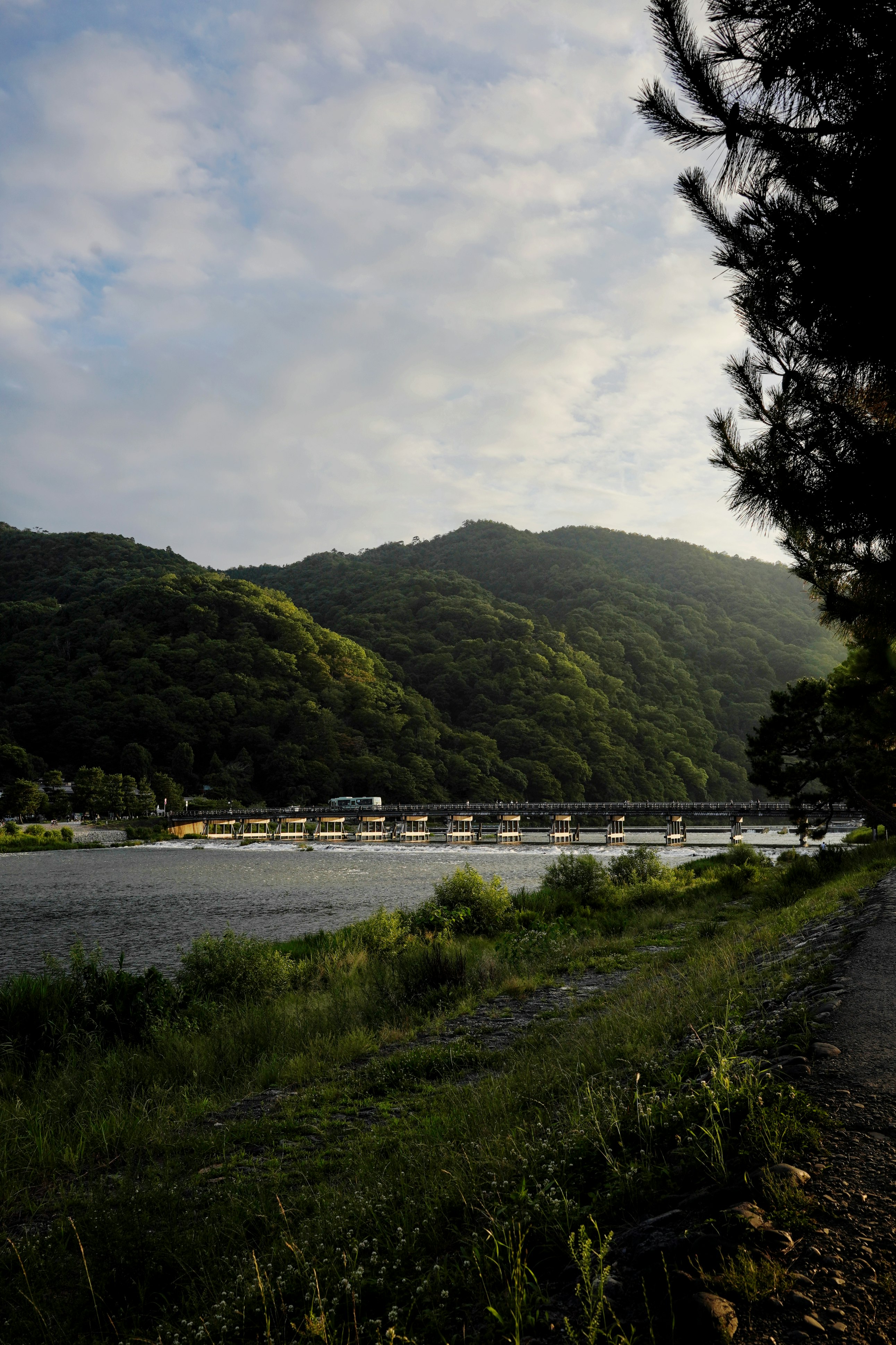 夕暮れの嵐山・渡月橋周辺の川と山並み
