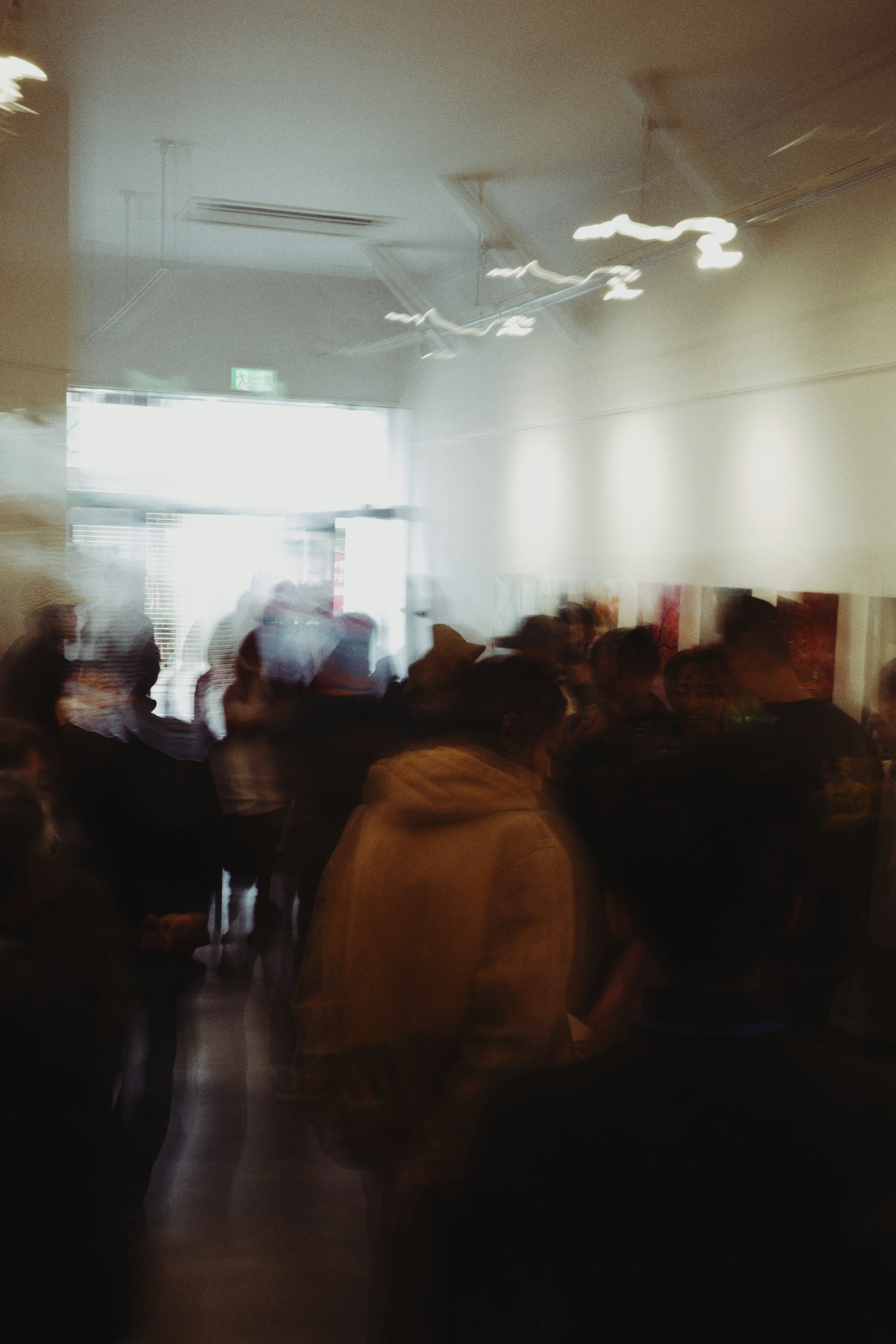 模糊的艺术画廊中聚集的人群