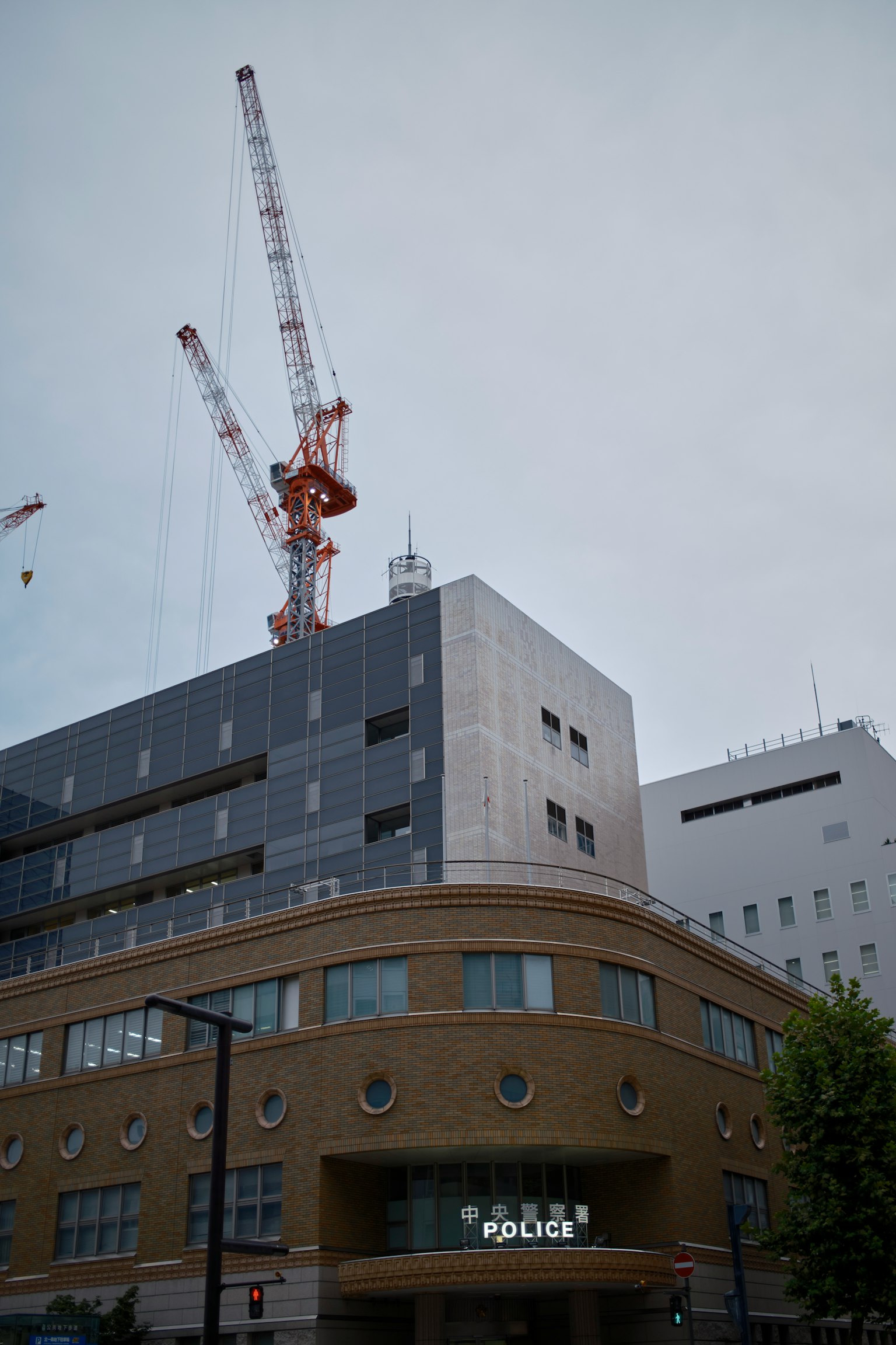 城市景觀，包含正在建設的建築和起重機