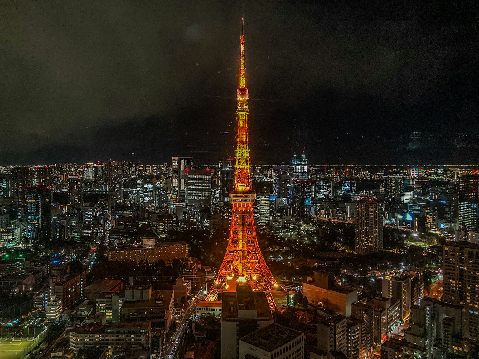 Toàn cảnh tháp Tokyo được chiếu sáng vào ban đêm